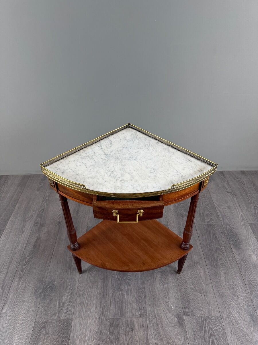 Table d’appoint d’angle de style Louis XVI, XIXe siècle