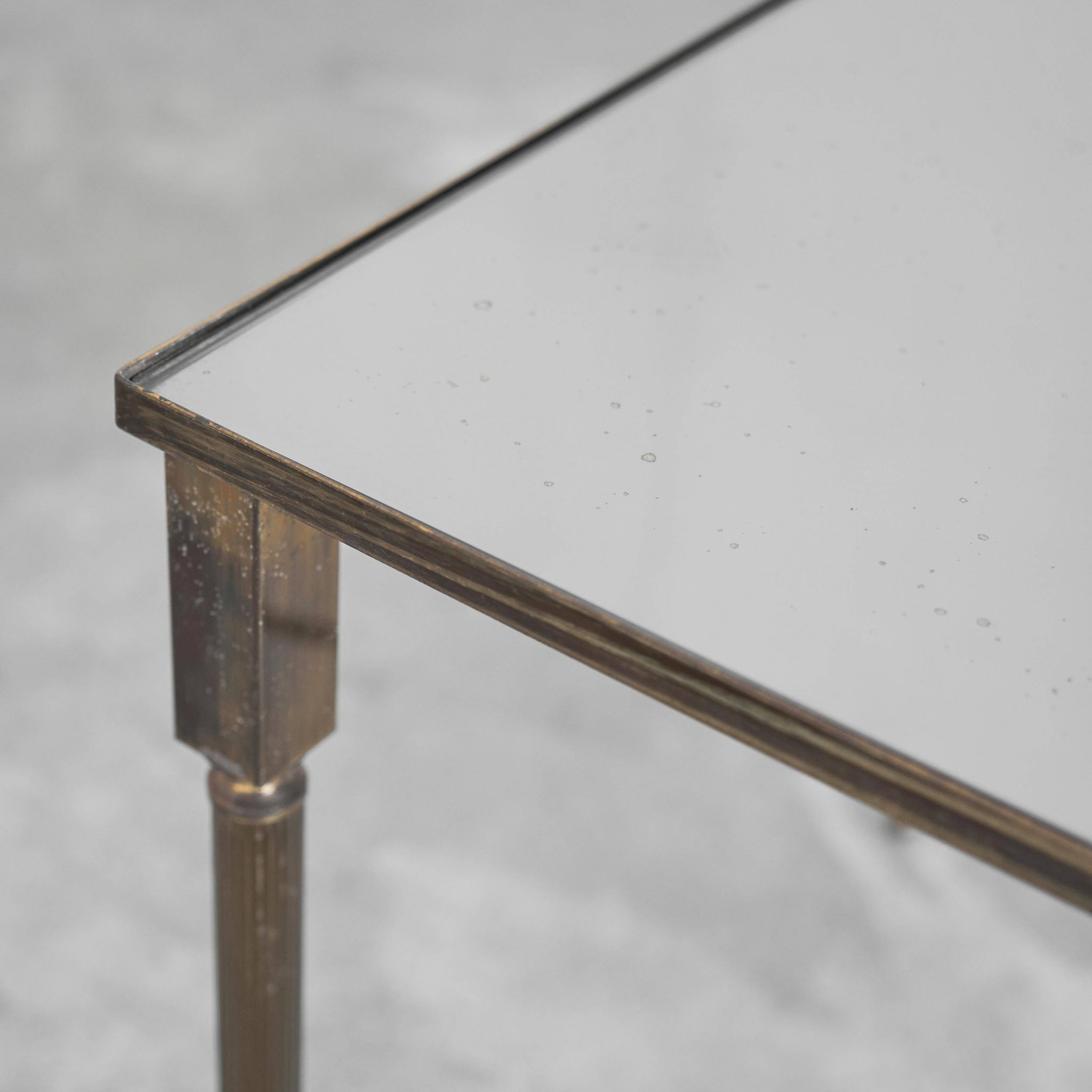 Table basse en laiton patiné et verre Maison Charles années 1960