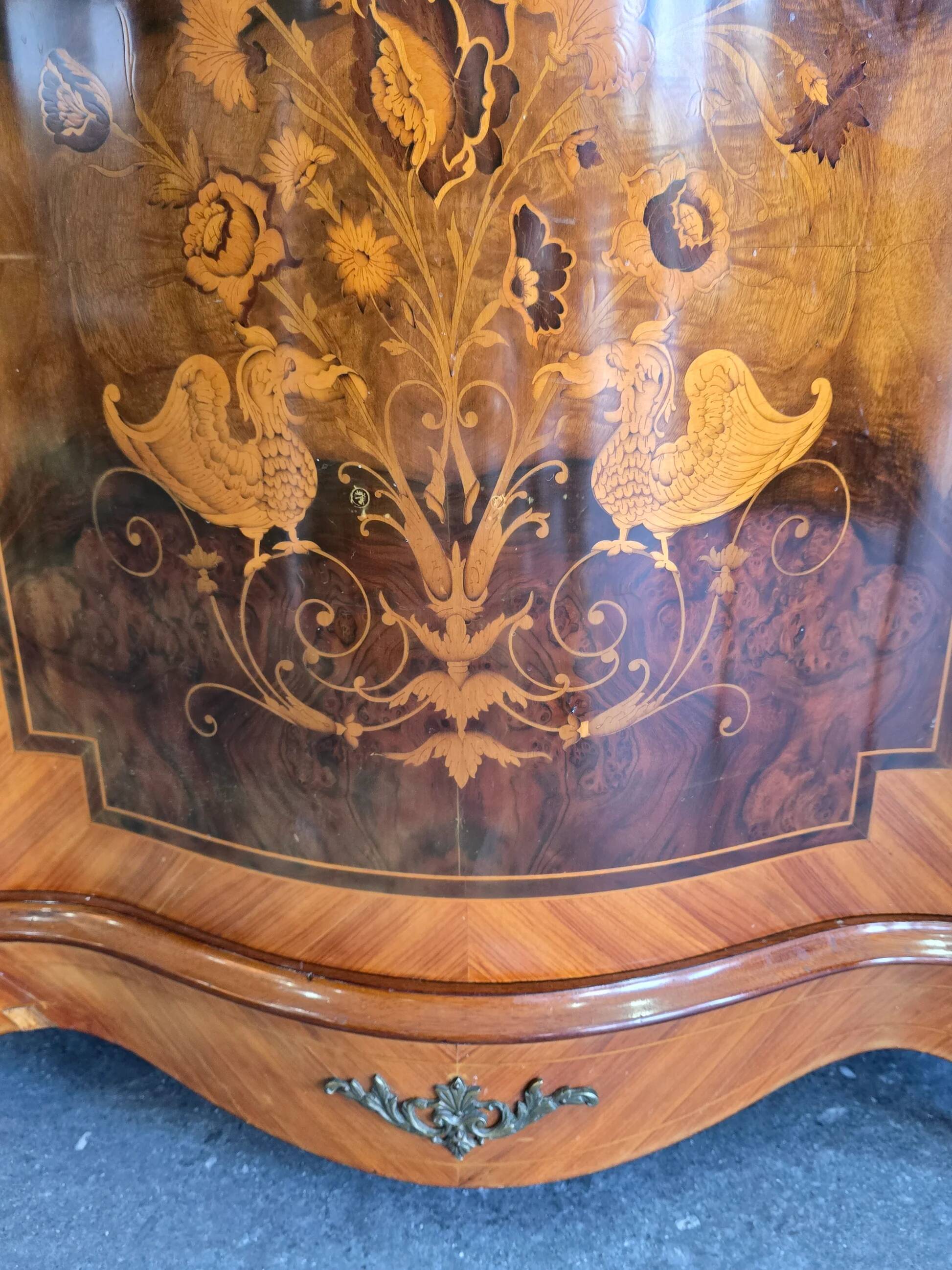 Curved support furniture in floral marquetry – Louis XV style, marble top, late 19th century.