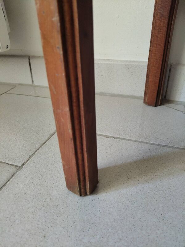 Tabouret de campagne ancien en bois massif et assise paillée