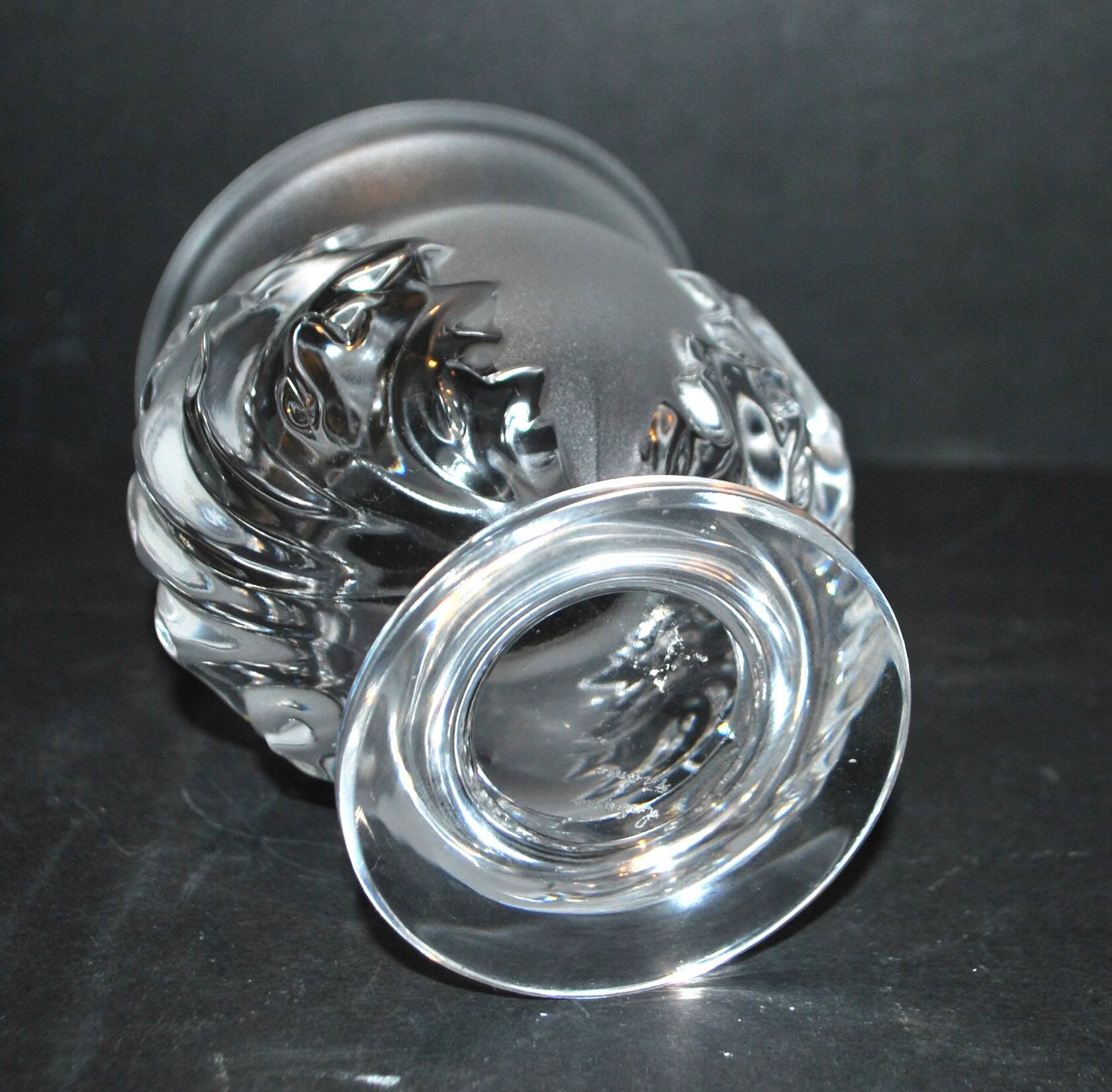 LALIQUE frosted crystal vase, Saint-Cloud model with acanthus leaves, 1950-1960