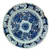 Plat en faïence de Delft à fleurs bleues sur fond blanc, XVIIIe, 35 cm
