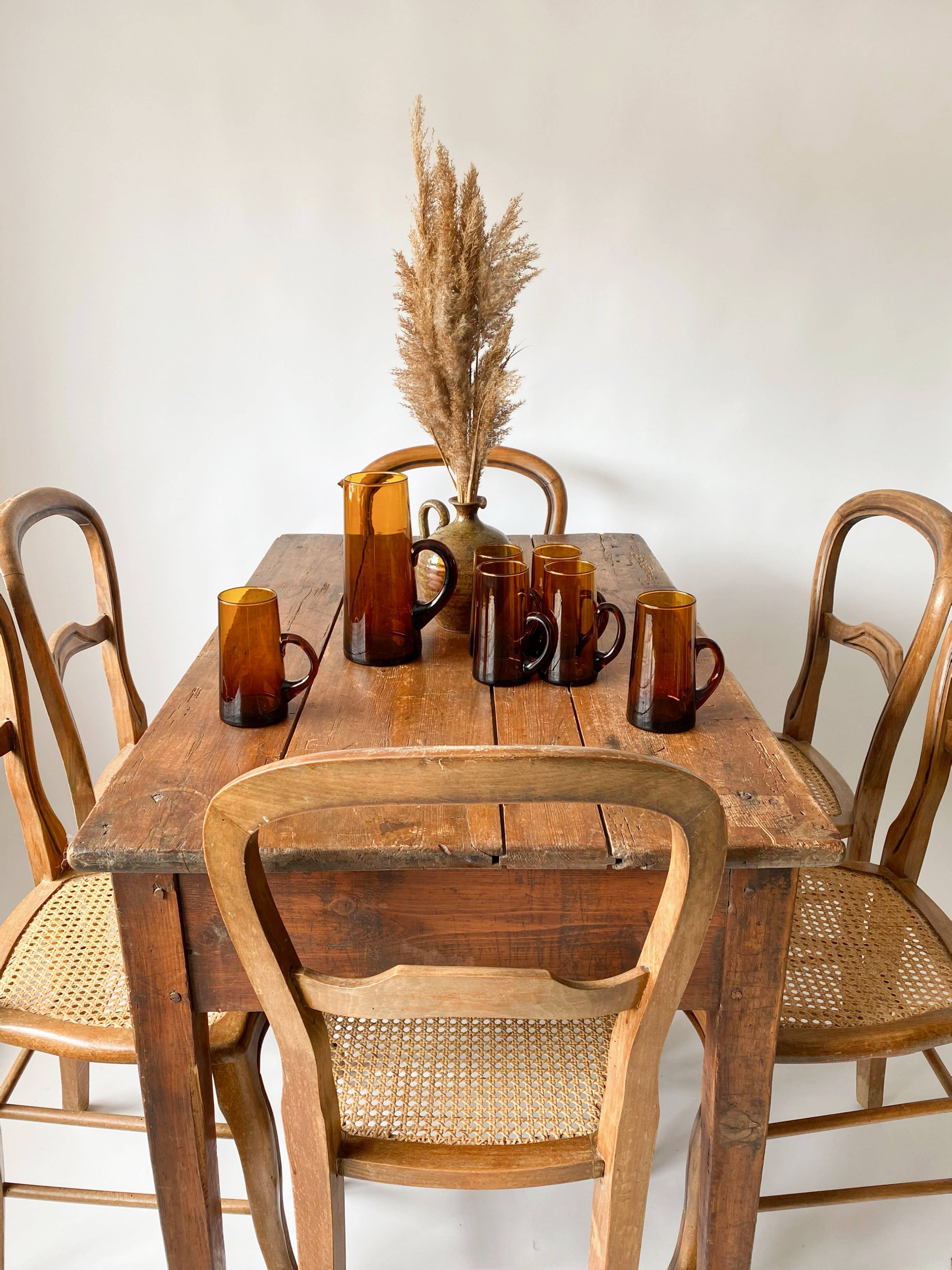 Carafe service and amber glasses