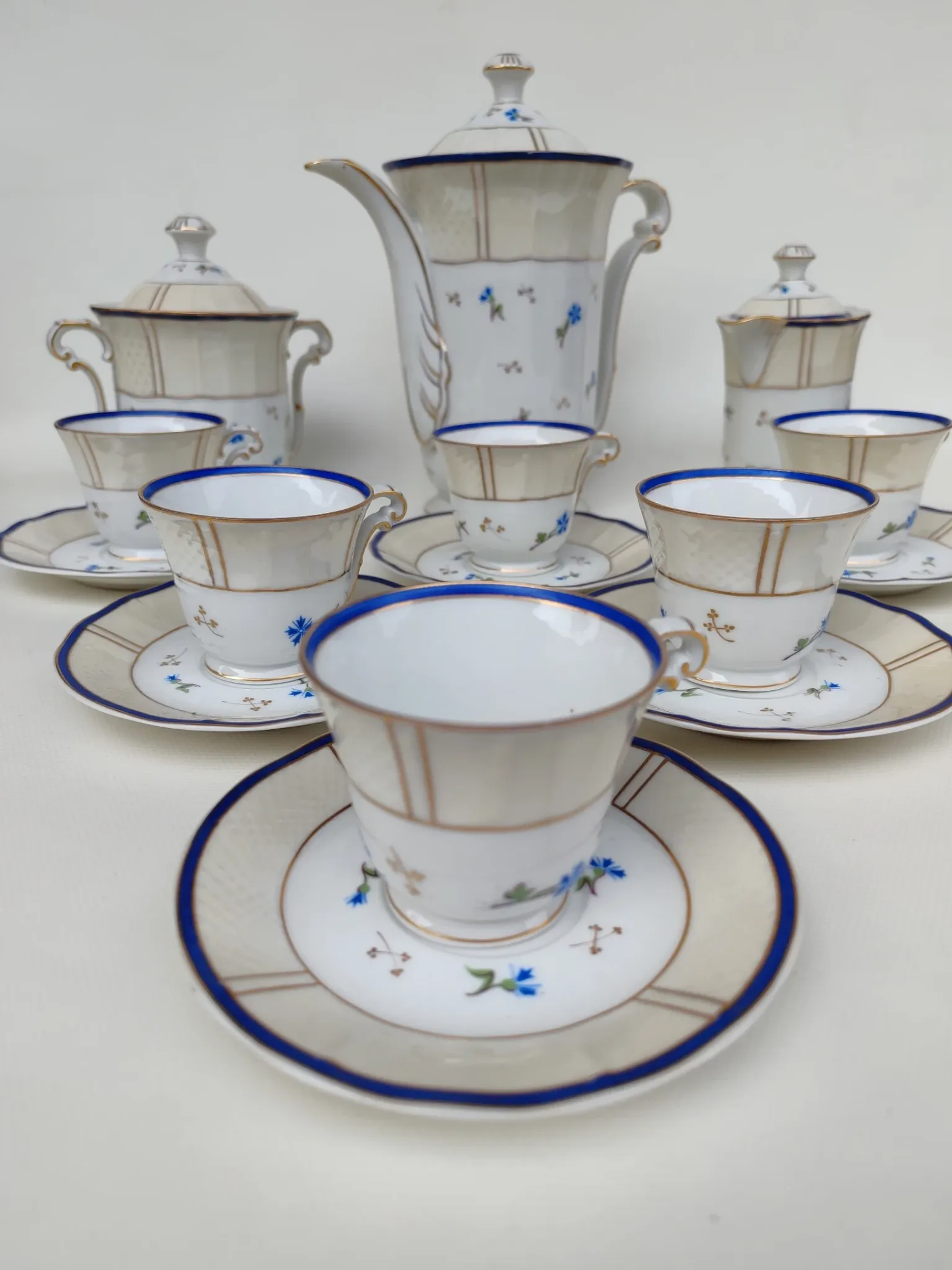 Service à café en porcelaine de Limoges, par Bernardaud. Années 30.