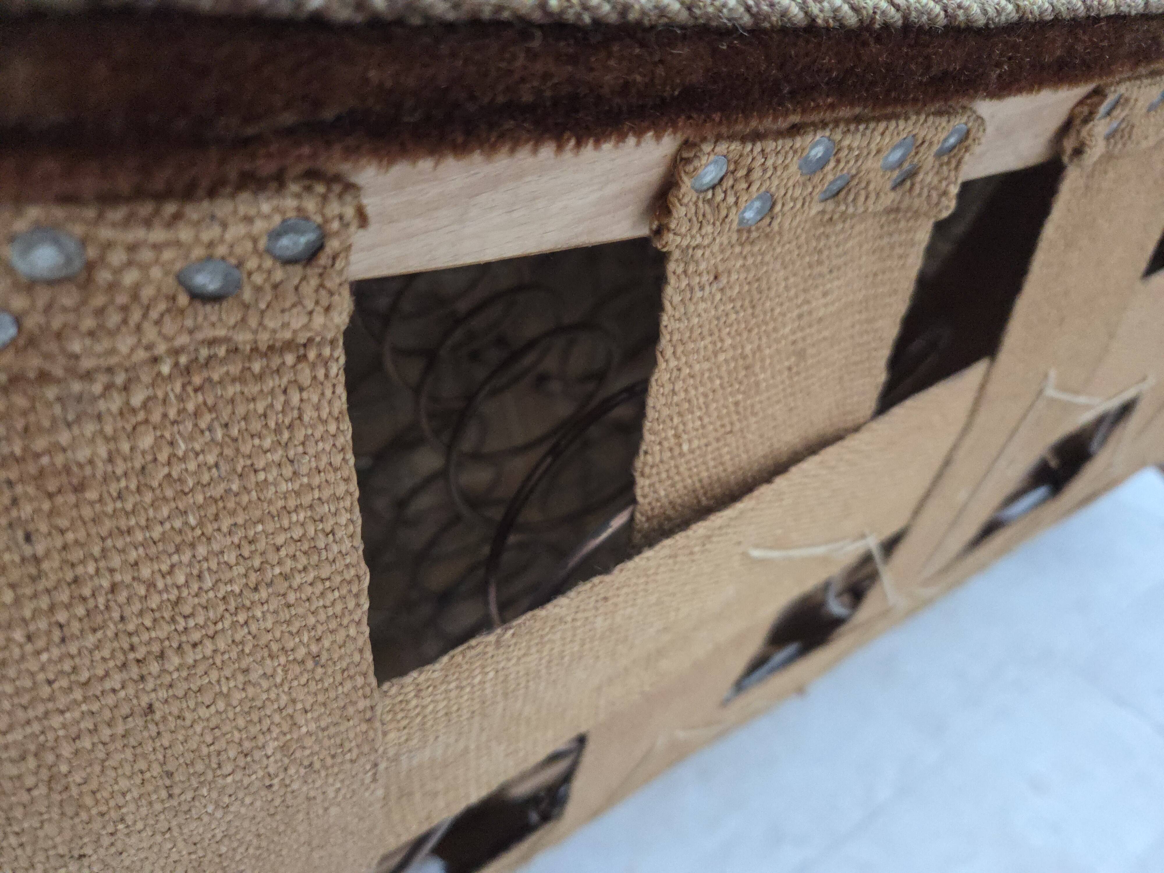 Canapé courbé danois 2 places des années 1960, en velours d'ameublement marron.