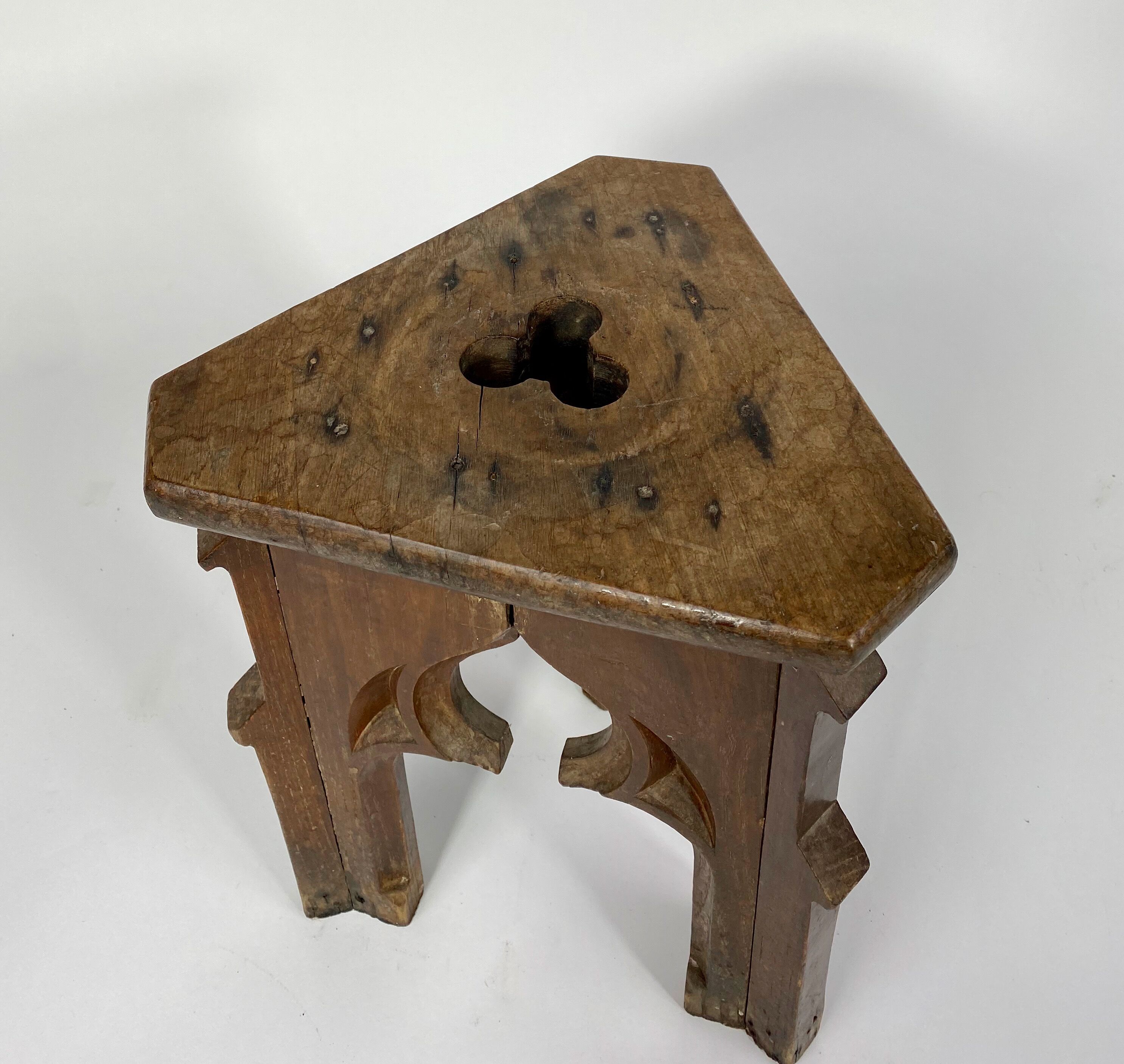 Neo-Gothic stool in solid oak NINETEENTH century