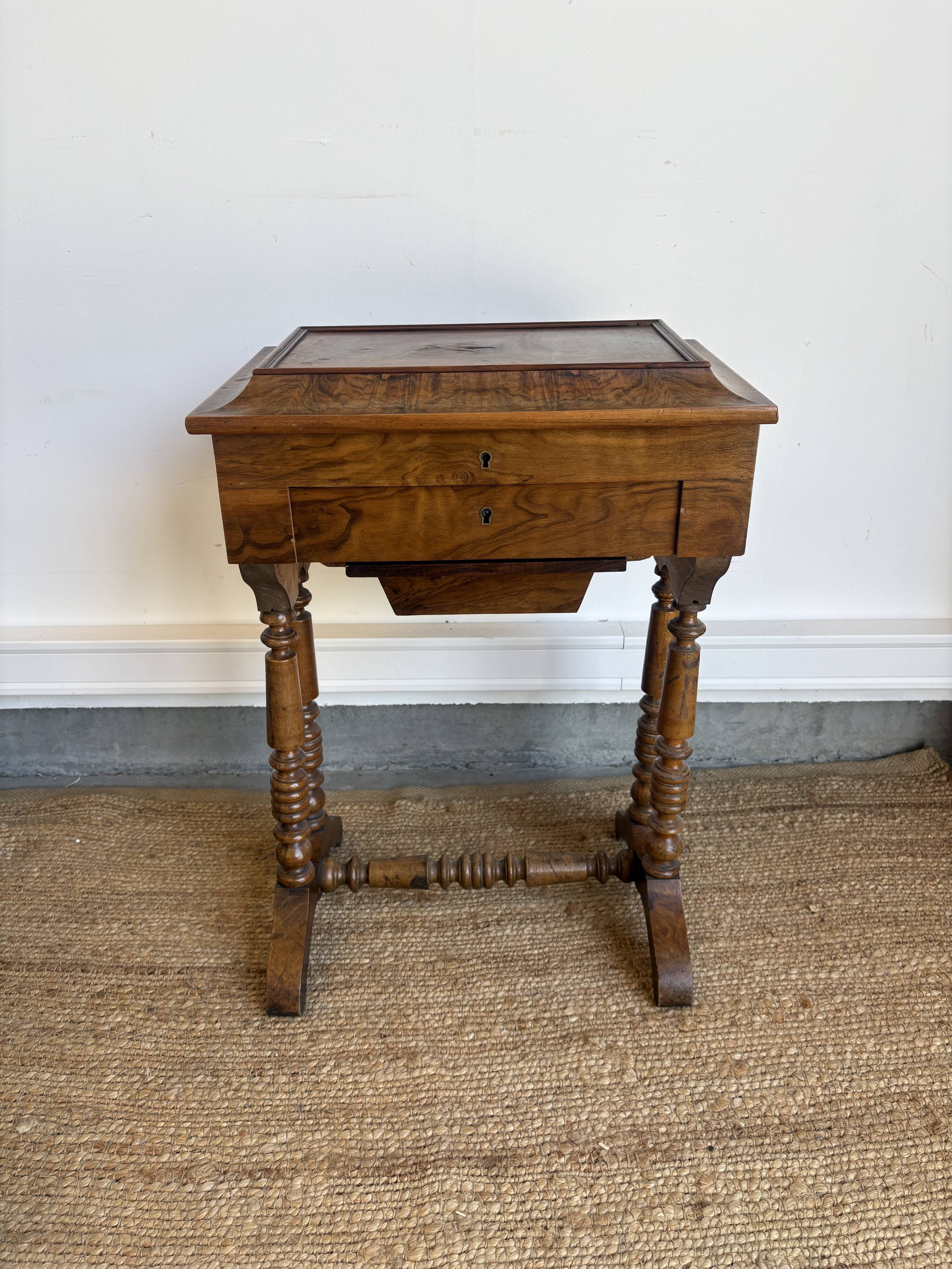 Louis XIII style work table in walnut – Late 19th century