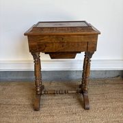Table à ouvrage de style Louis XIII en noyer – Fin XIXᵉ siècle