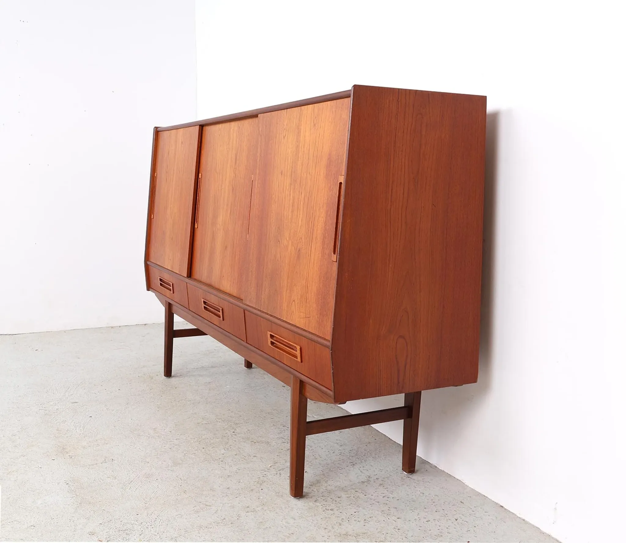 Buffet en teck de design danois avec section bar, années 1960.