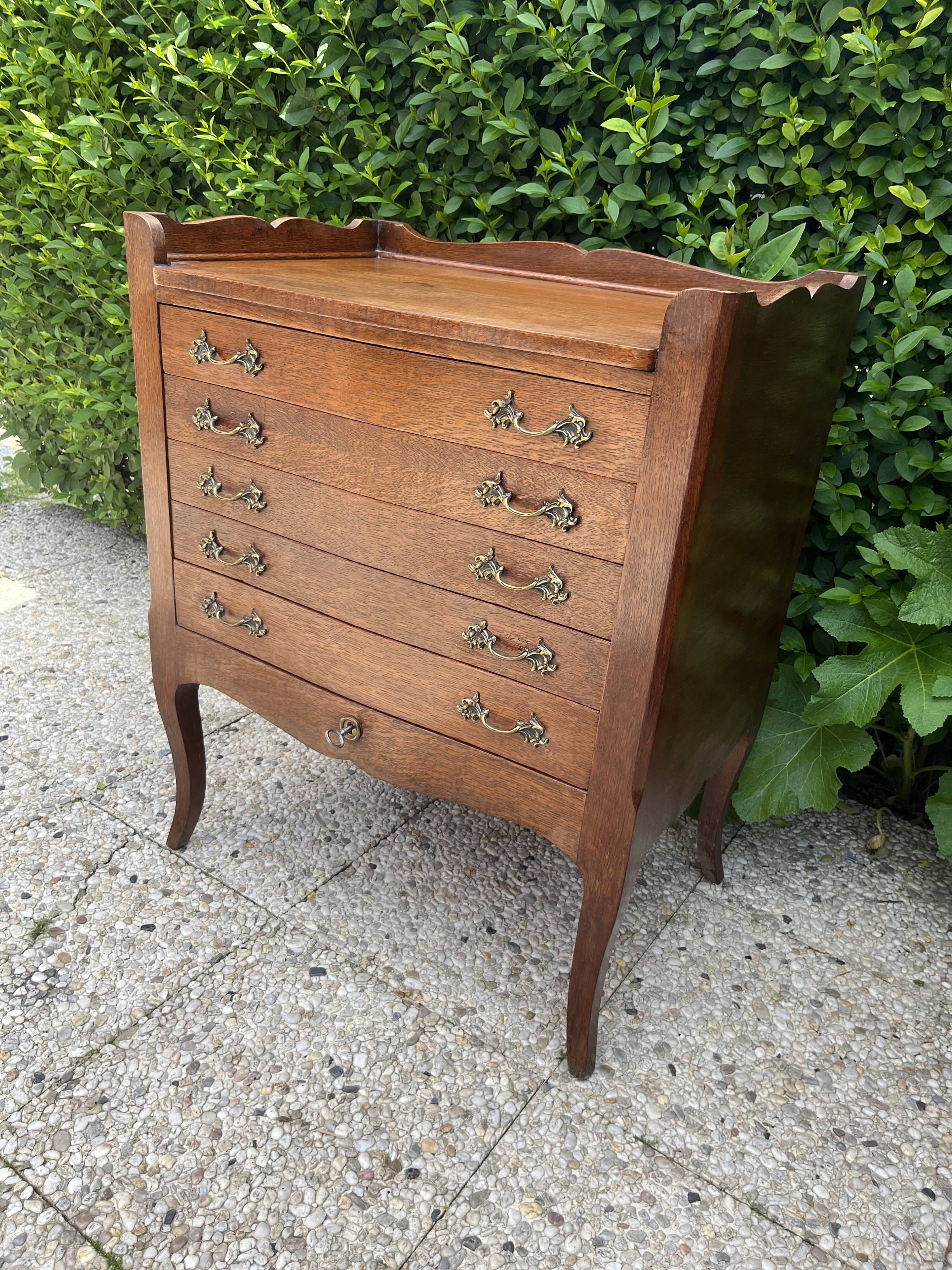 Silverware chest of drawers for housewife