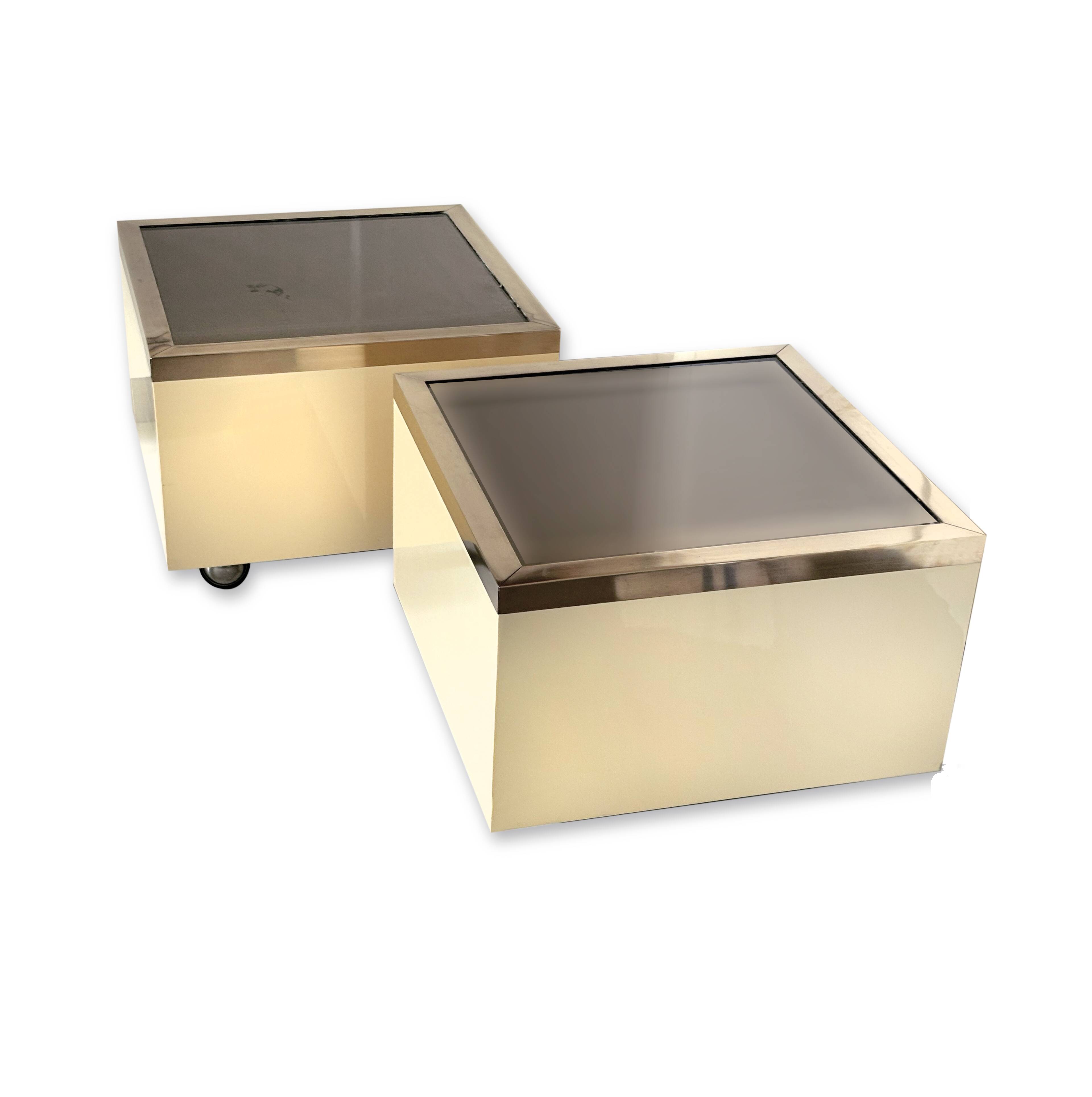 Tables basses, bouts de canapé vintage 1970.