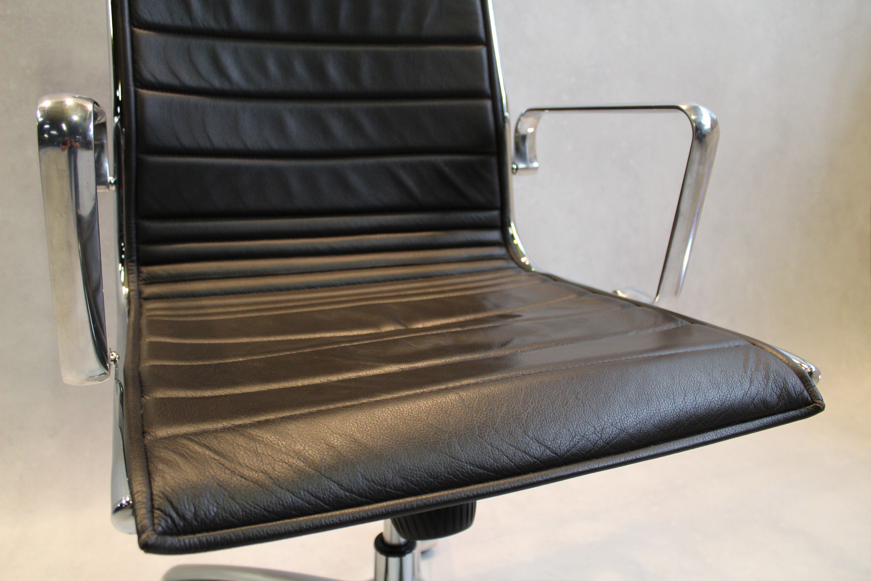 Leather and chrome office chair Luxy edition