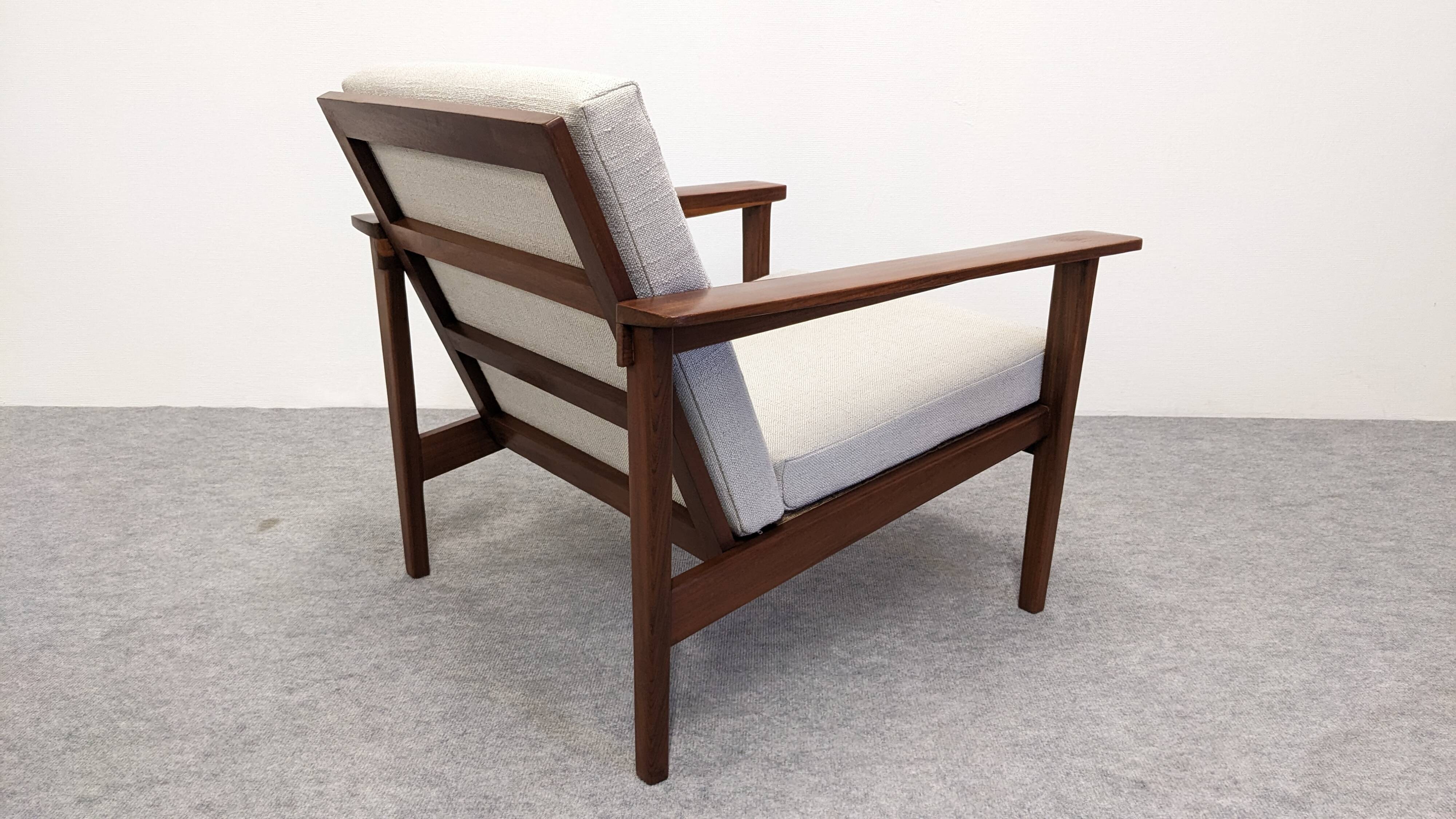 Salon, canapé et fauteuils, de style scandinave en teck, France vers 1950
