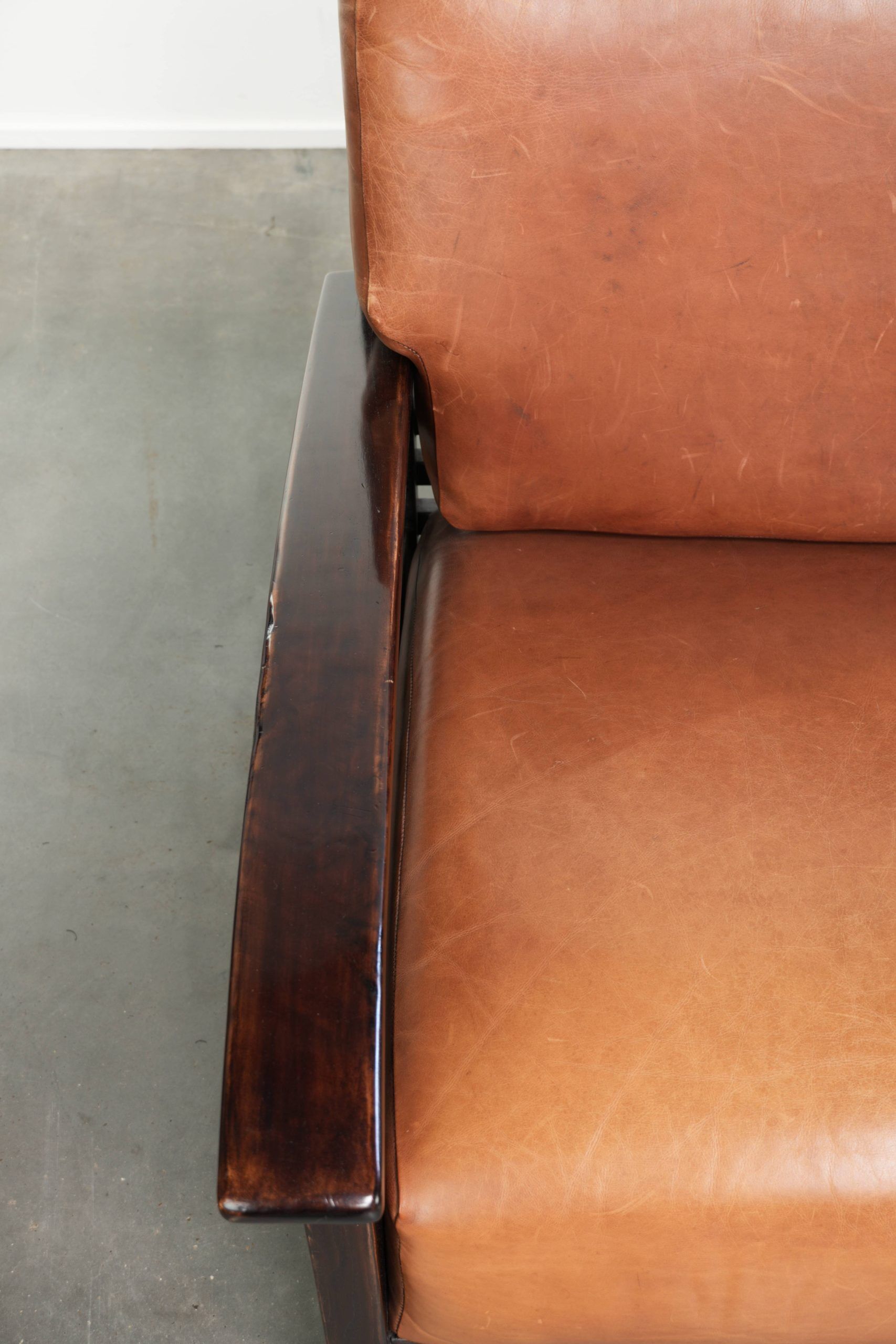 Ensemble de 2 fauteuils Art Déco en cuir de vache couleur cognac du 20e siècle.