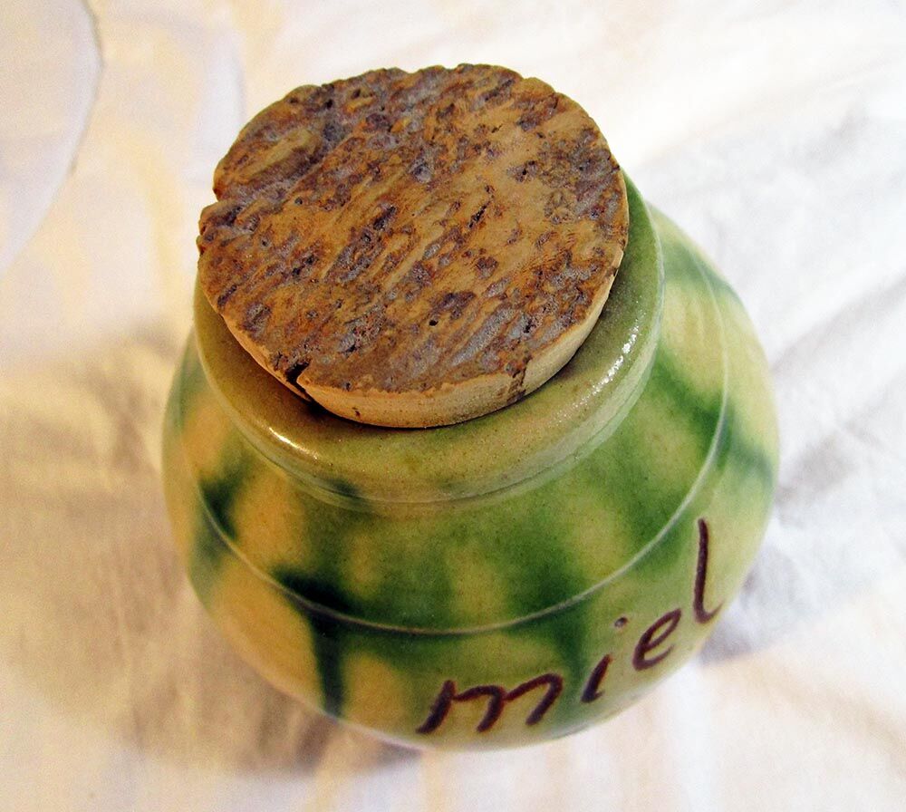Ceramic pot for honey