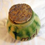 Ceramic pot for honey