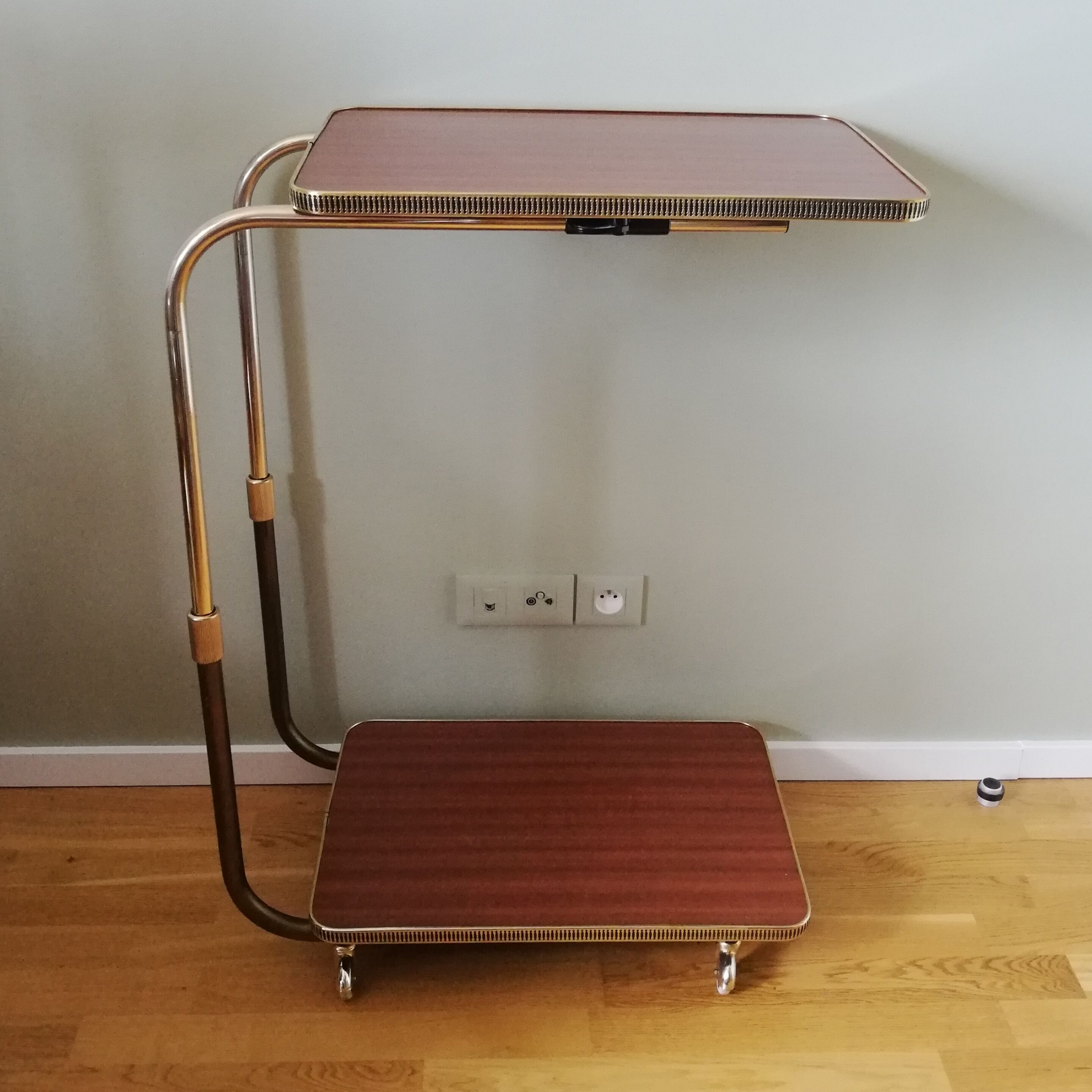 Height-adjustable and reclining art deco service "L'adap-table"