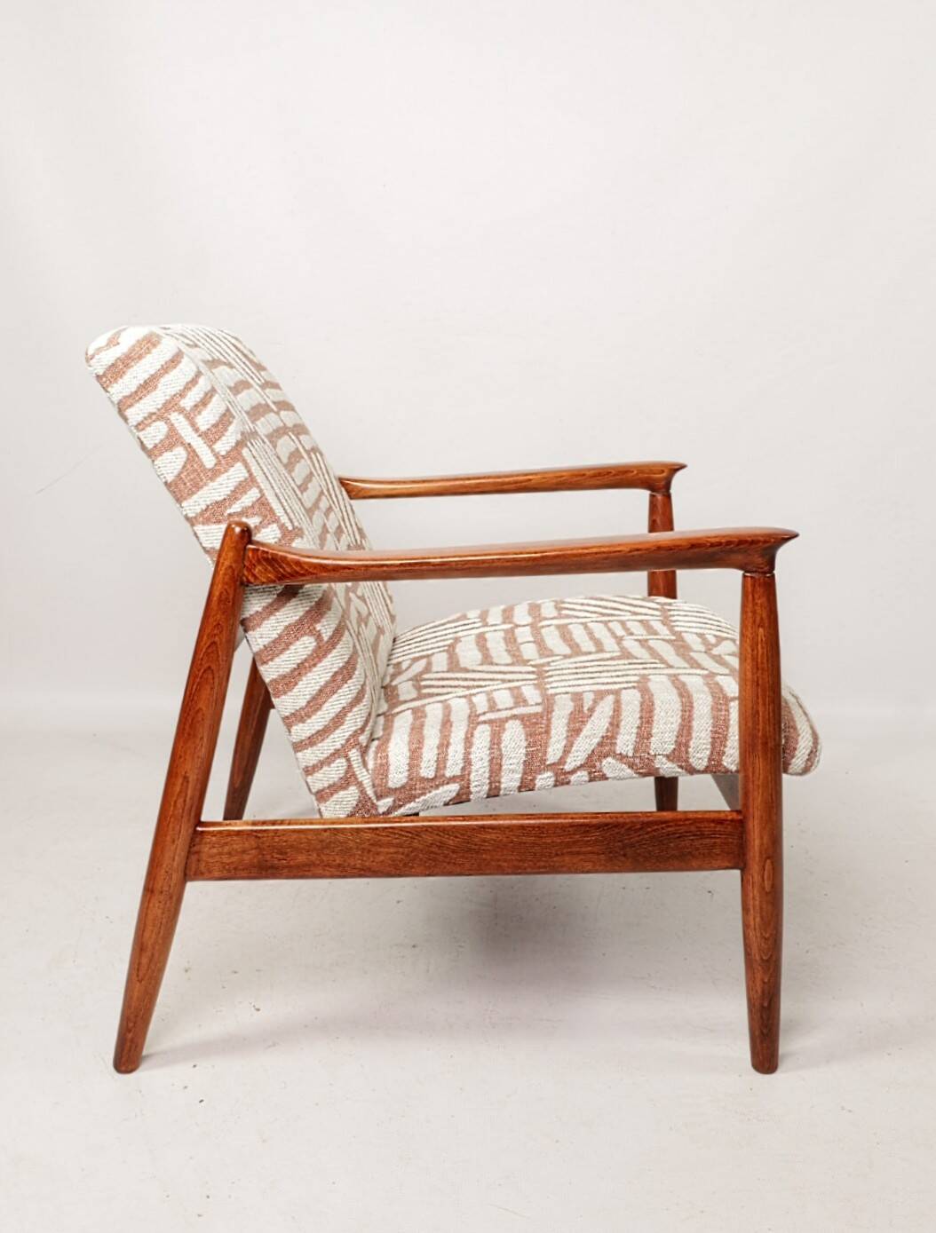 Fauteuil Jacquard Coral Vintage par Edmund Homa GFM 64, années 1960, Pologne Rénové MCM Design