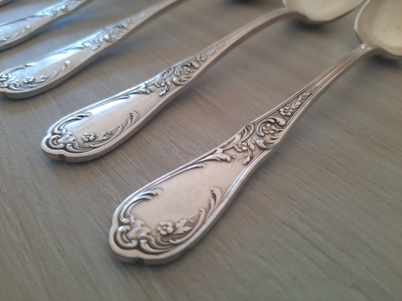 Box of 12 small old spoons in silver metal