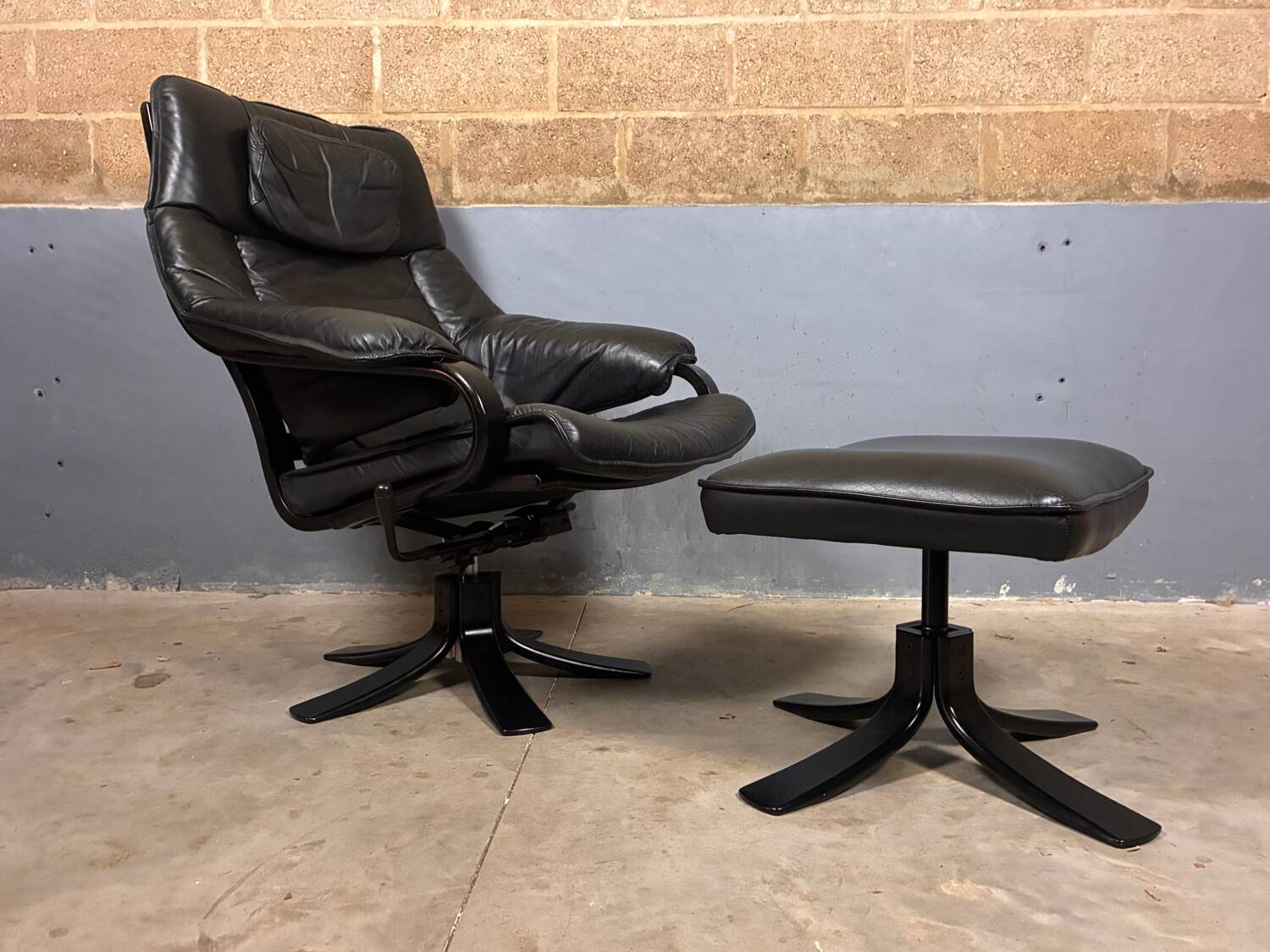 Fauteuil pivotant Skalma avec repose-pieds design danois