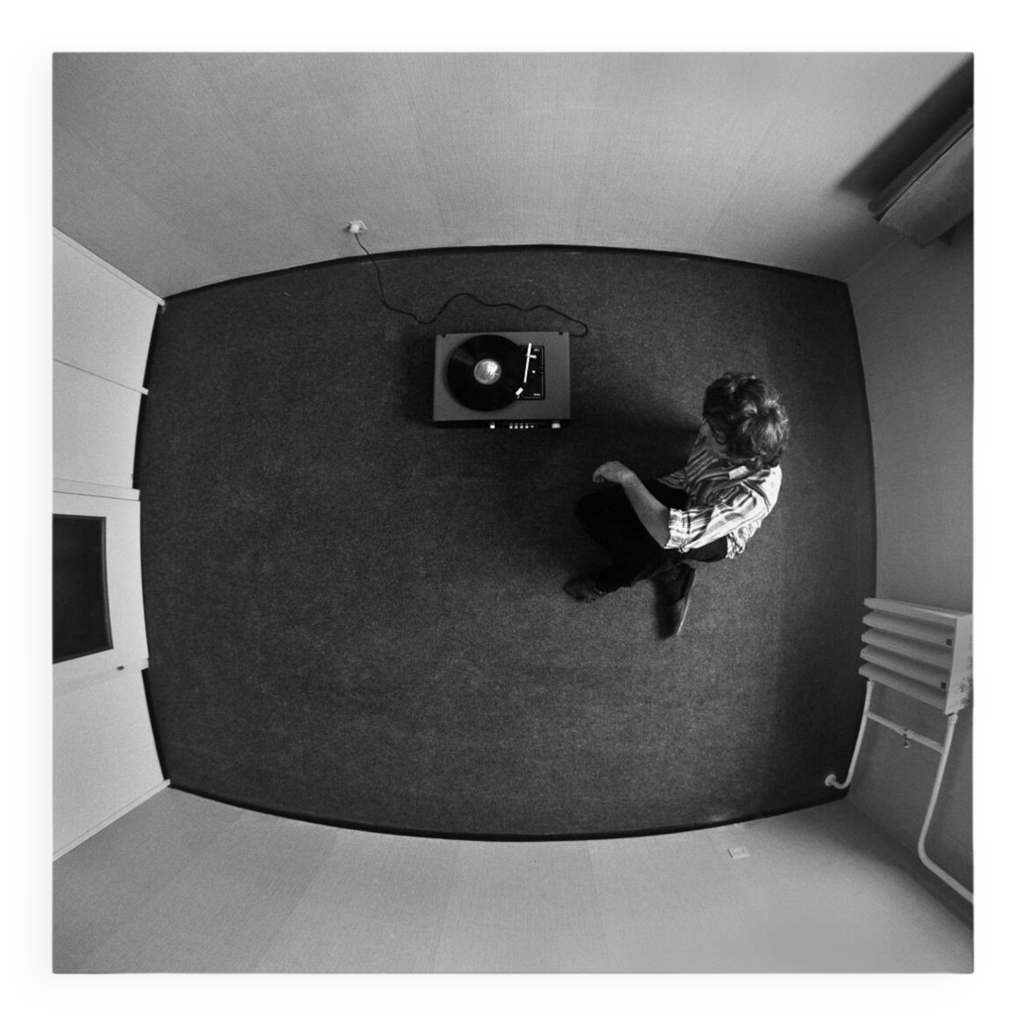 Photo aérienne d'un homme avec un tourne-disque, 1976