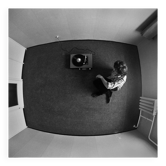 Photo aérienne d'un homme avec un tourne-disque, 1976