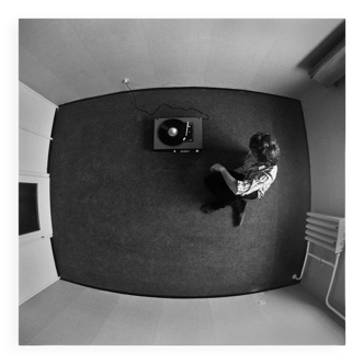 Photo aérienne d'un homme avec un tourne-disque, 1976