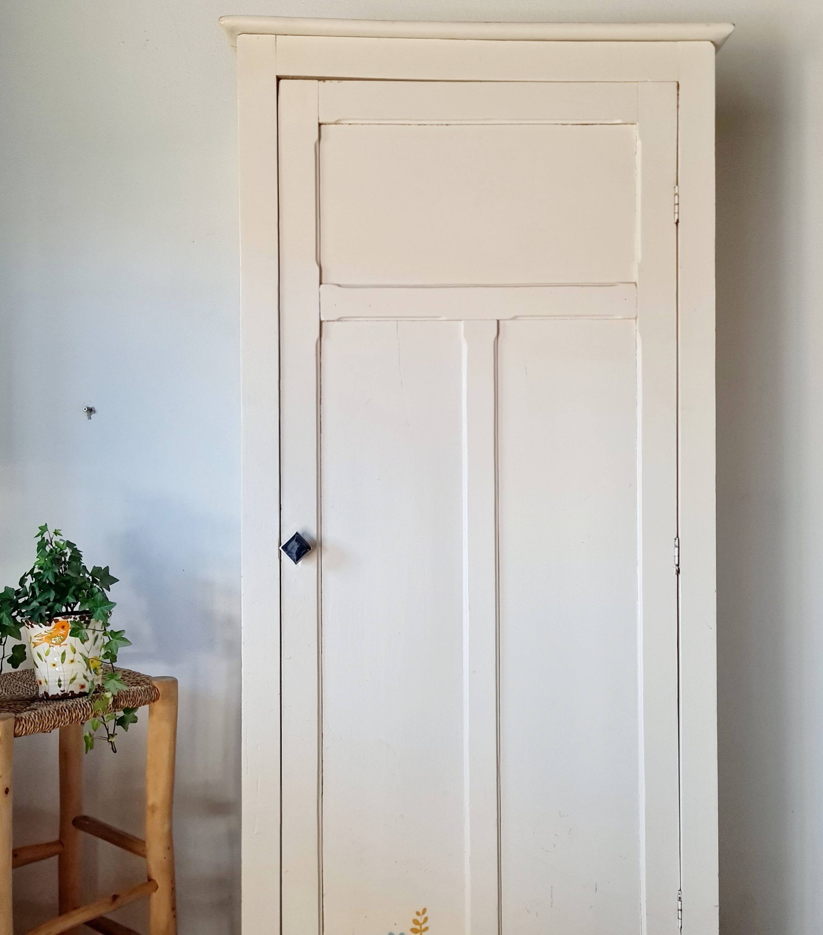 Antique Parisian bonnetière - Cream white - Panelled