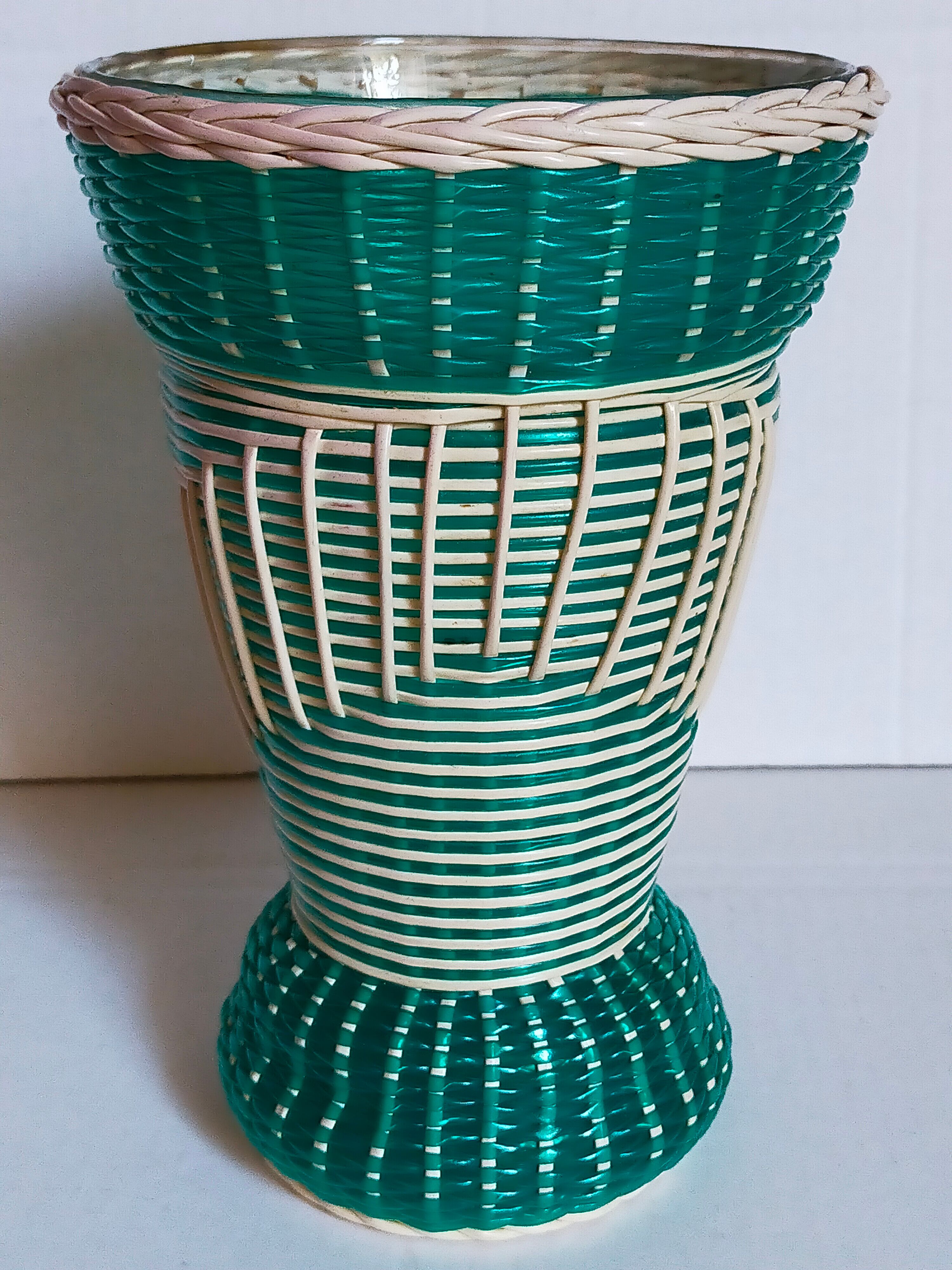 Glass vase and braided scoubidou thread 50s