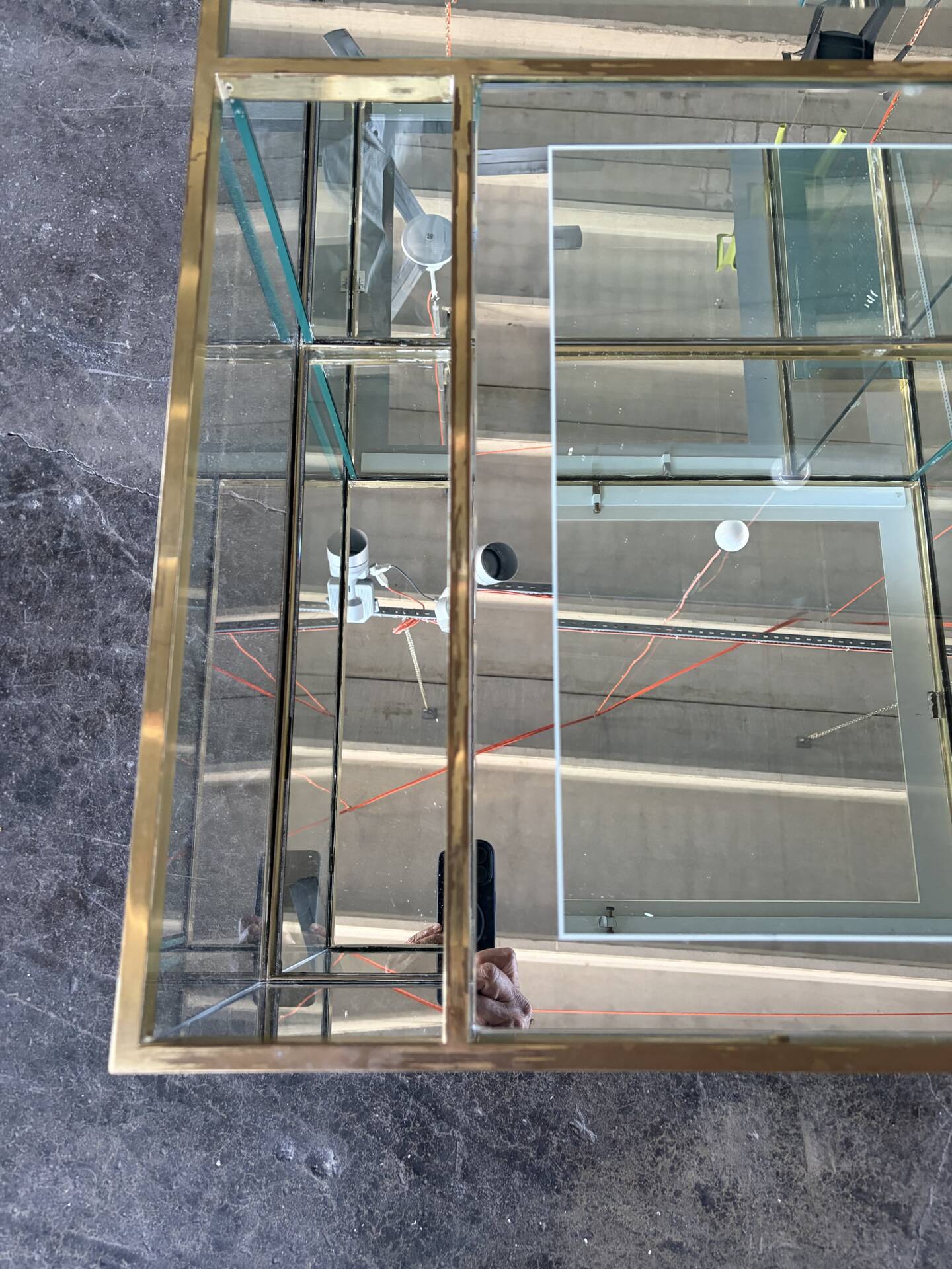 Table basse en cristal italien avec des détails en laiton et bar kart.