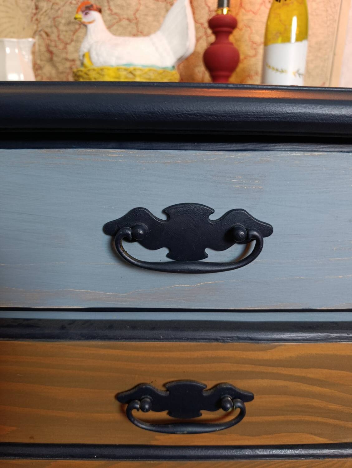 Chest of drawers with 5 drawers in solid dark wood and patinated blue.