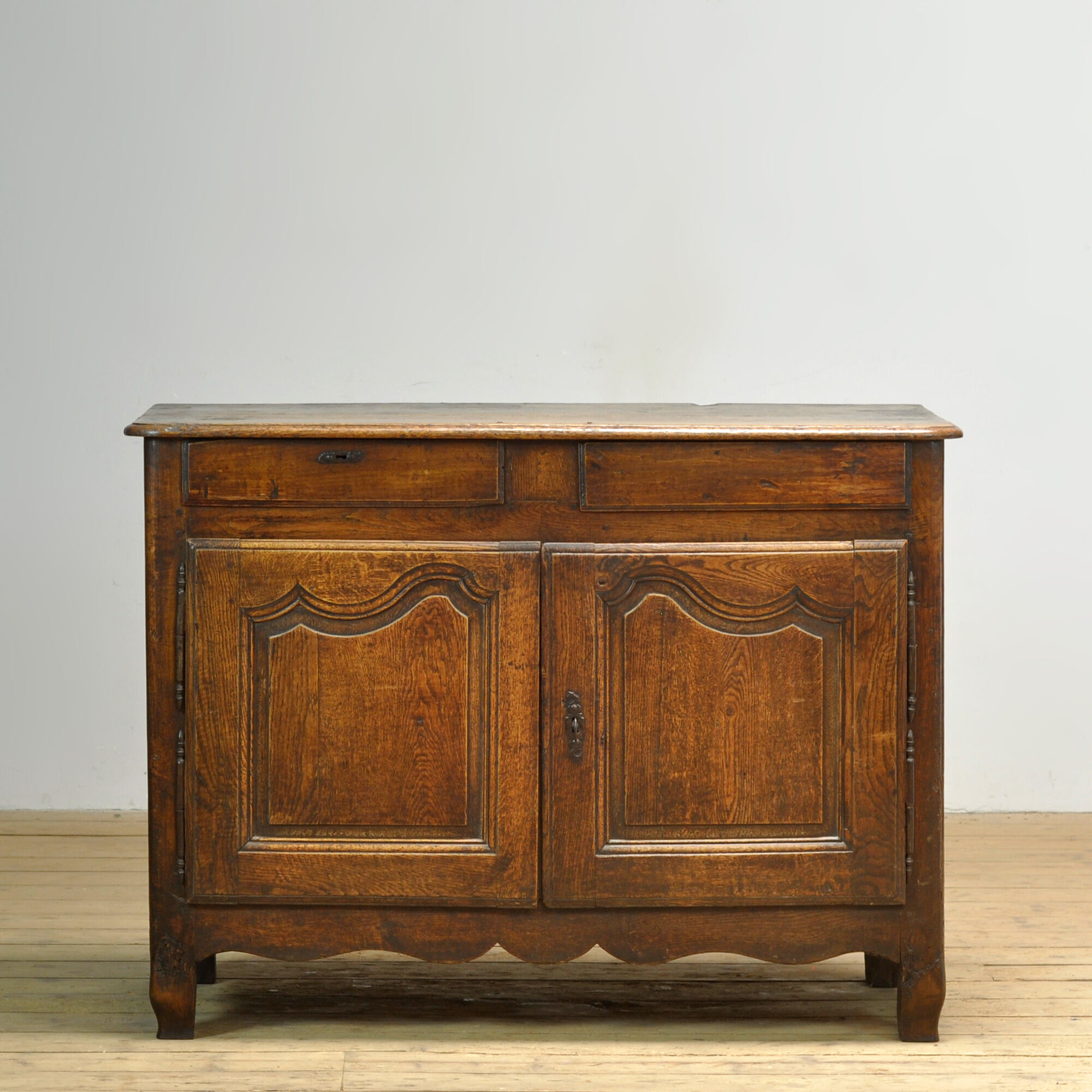 Cabinet en chêne Louis XV, vers 1750