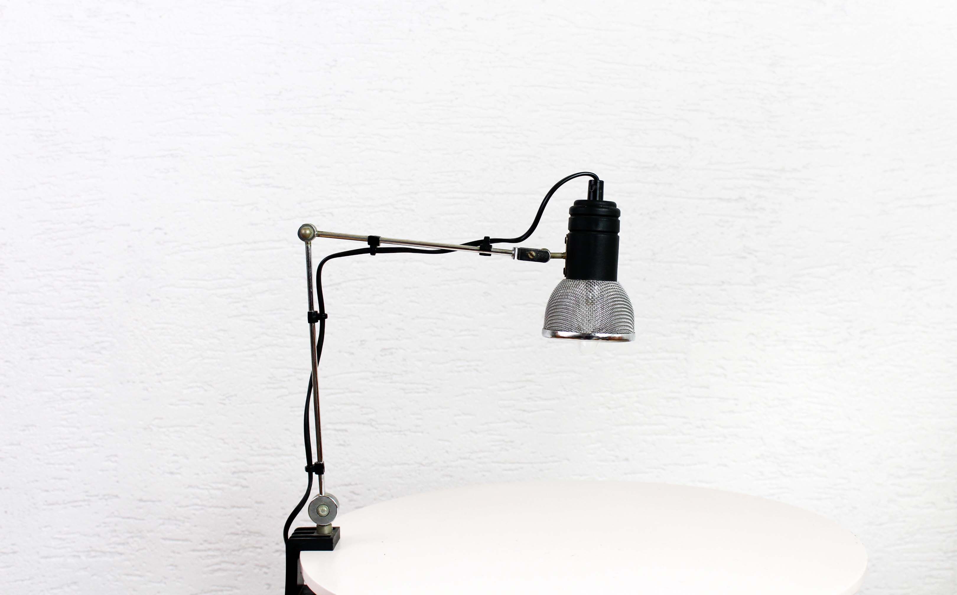 Articulated desk lamp