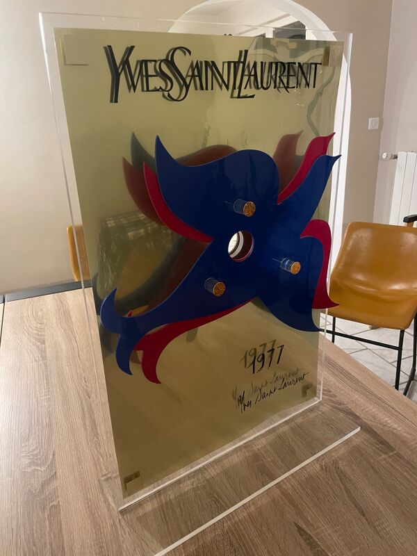 Présentoir Yves Saint Laurent 70s