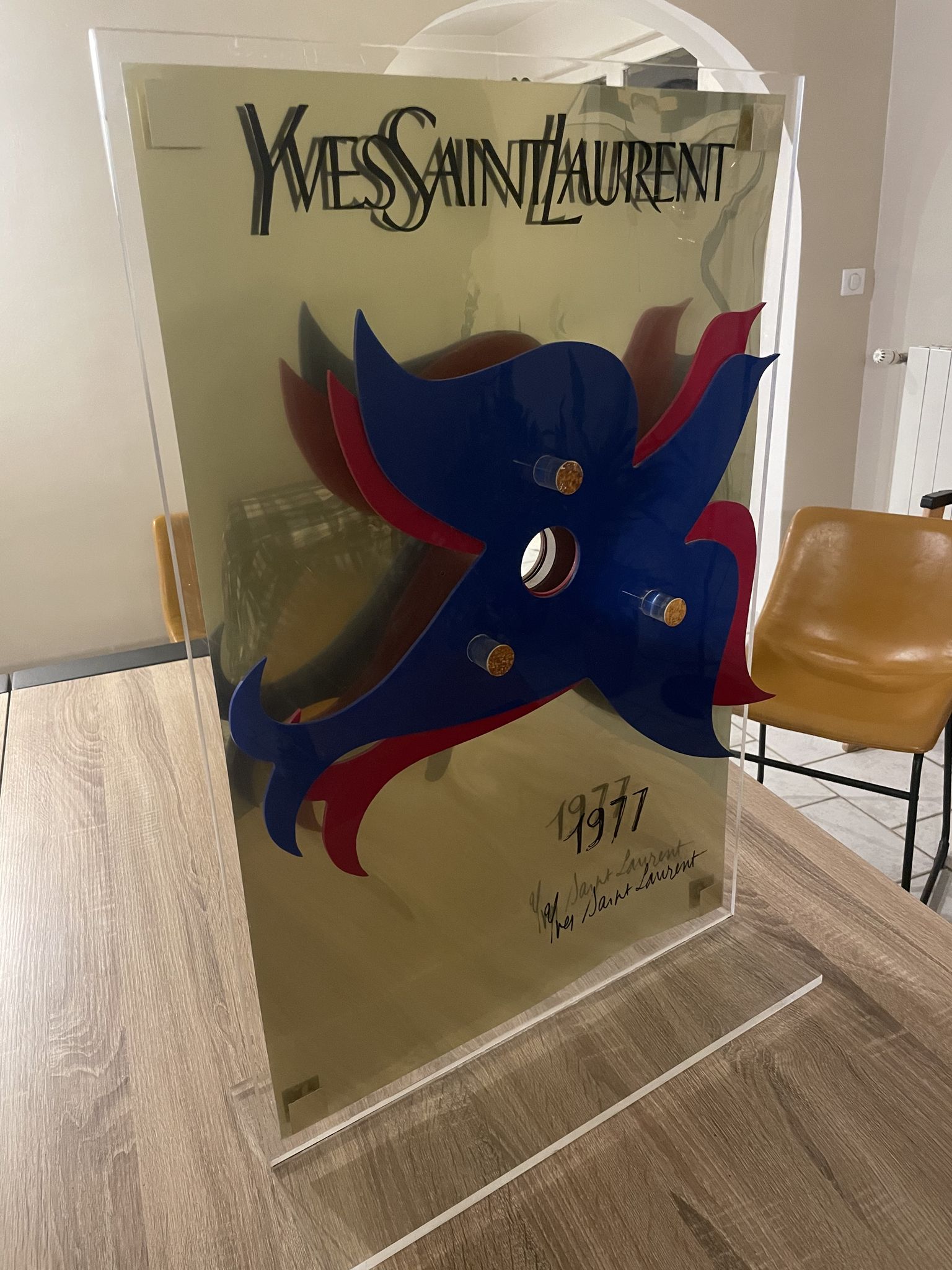 Présentoir Yves Saint Laurent 70s