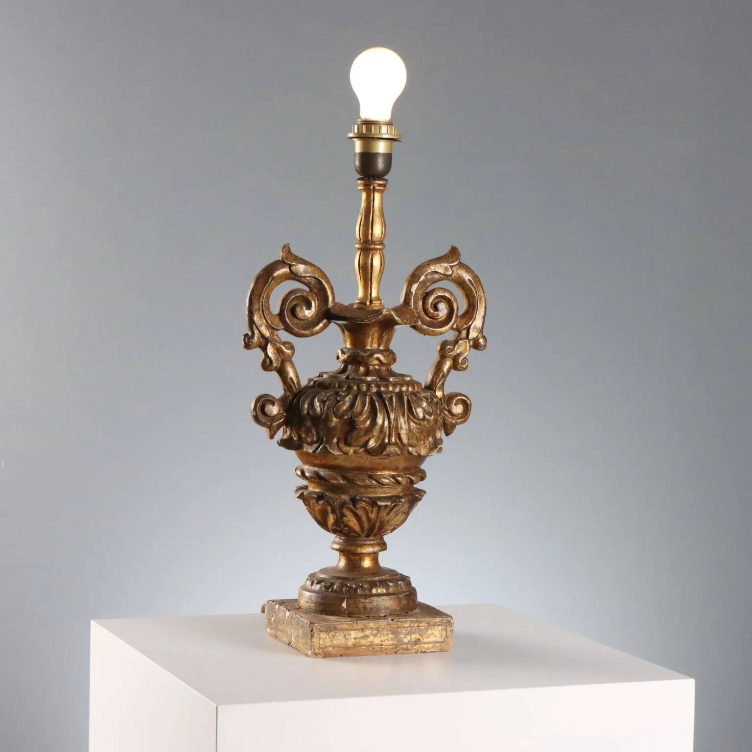 Lampe ancienne en forme de vase néoclassique en bois doré XIXe siècle