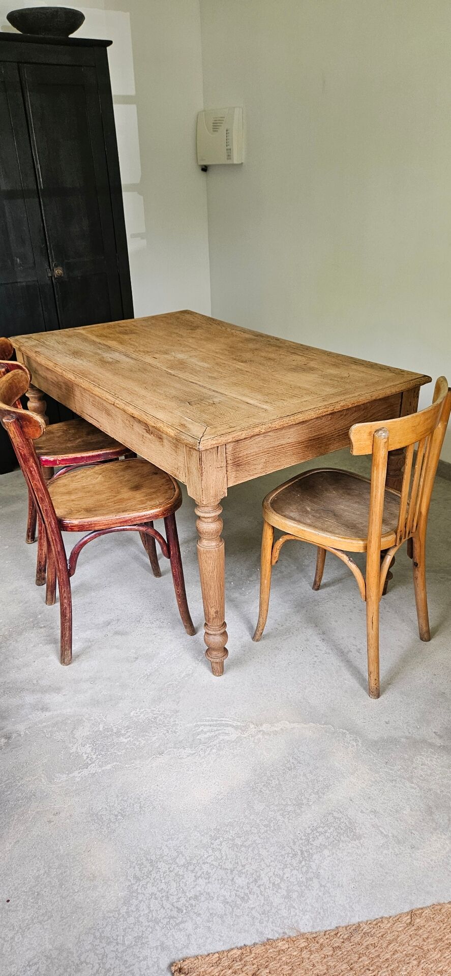 Farmhouse table, solid oak wood, raw finish, shell handles, for 6 people.