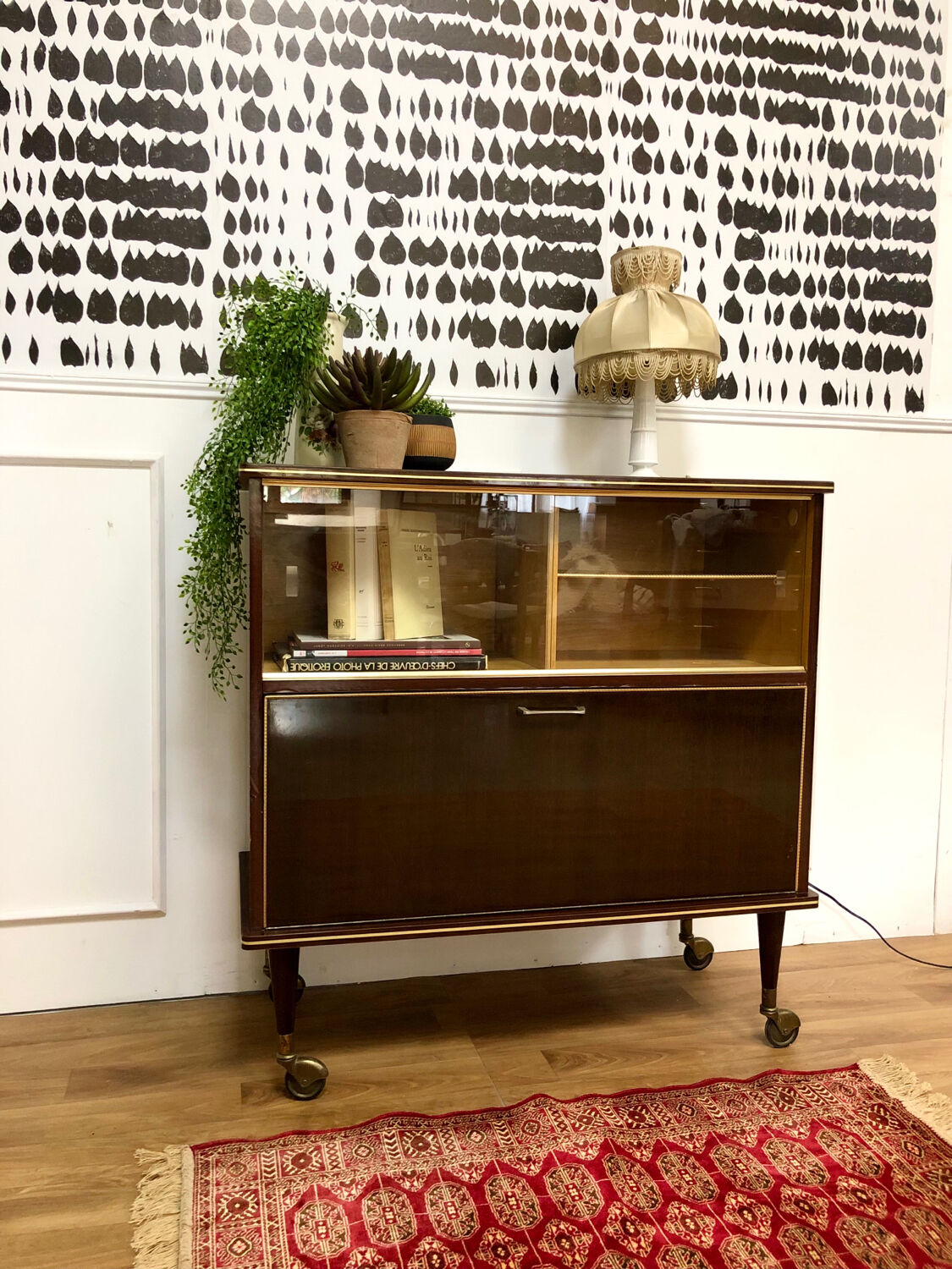 Showcase bar cabinet