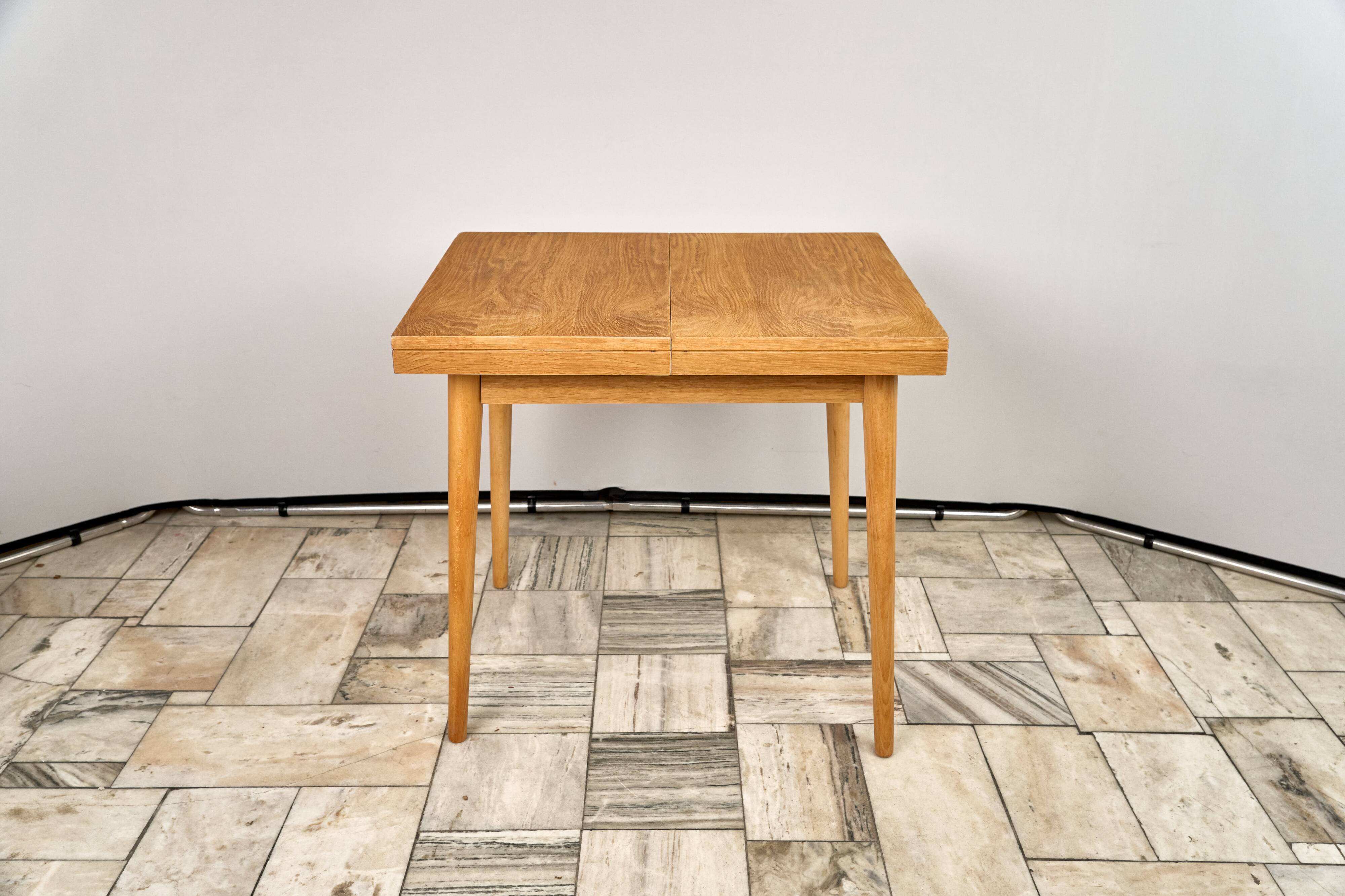 Table à manger extensible en chêne par Jitona, années 1960, Tchécoslovaquie