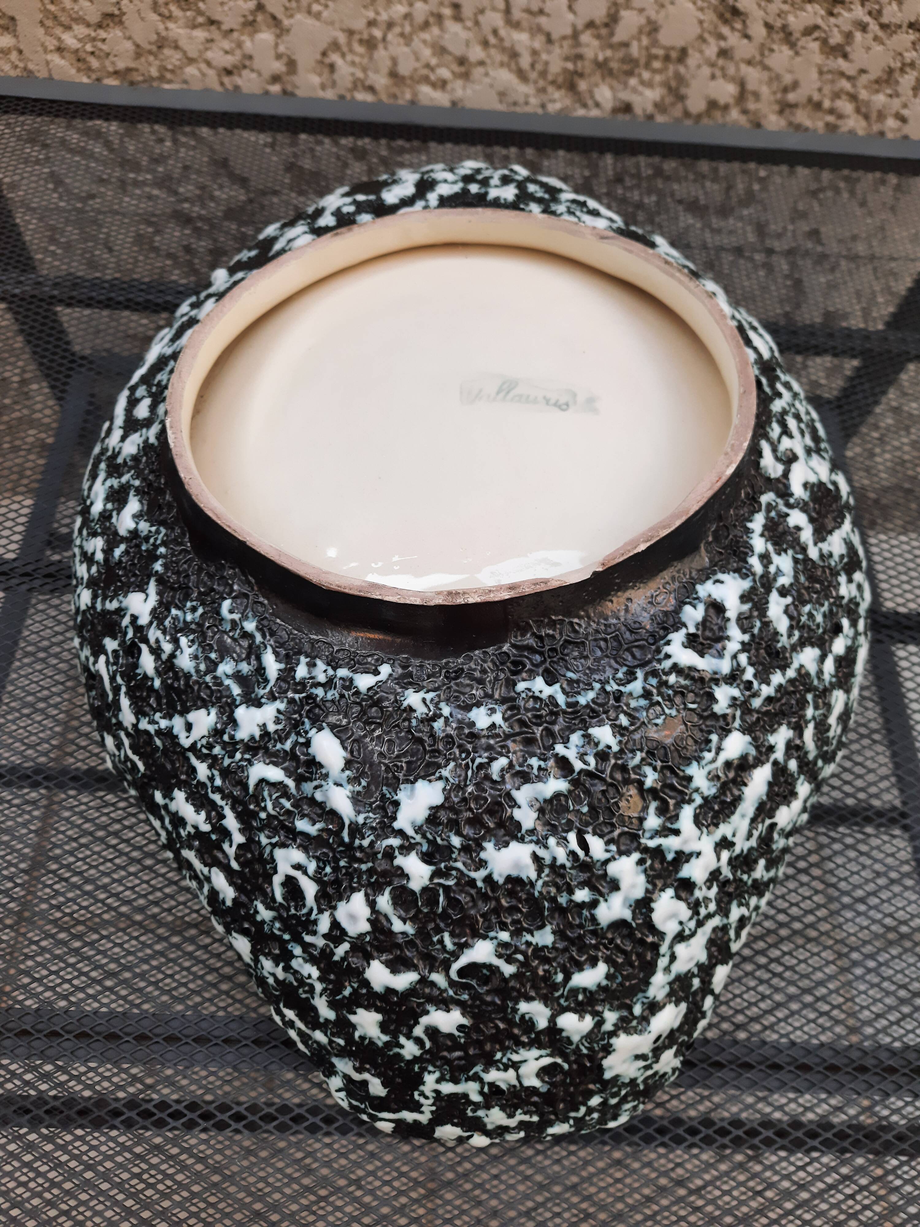 Fruit cut, center of table, ceramic, signed Vallauris, vintage 70s.