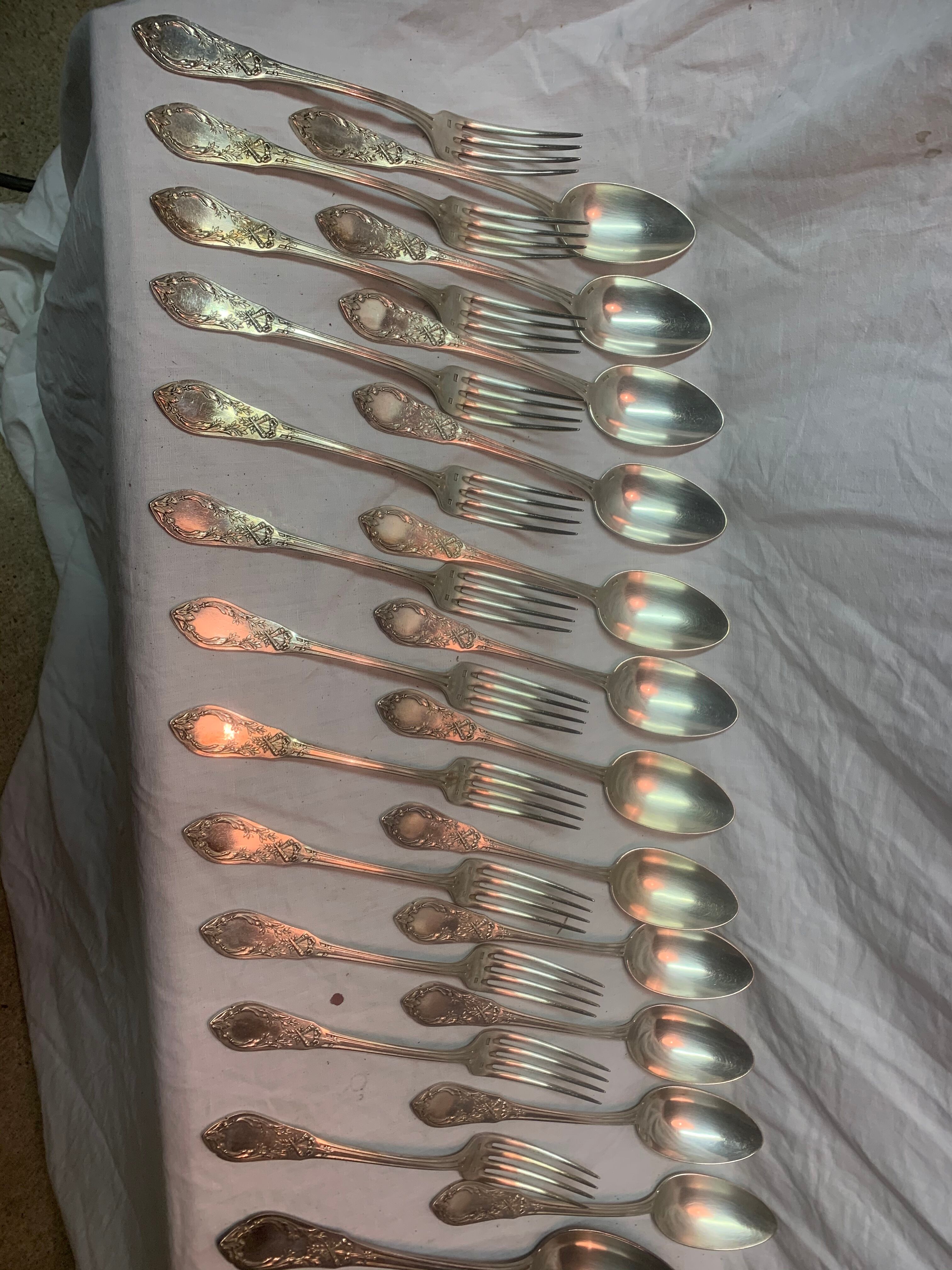 37 couverts en métal argenté