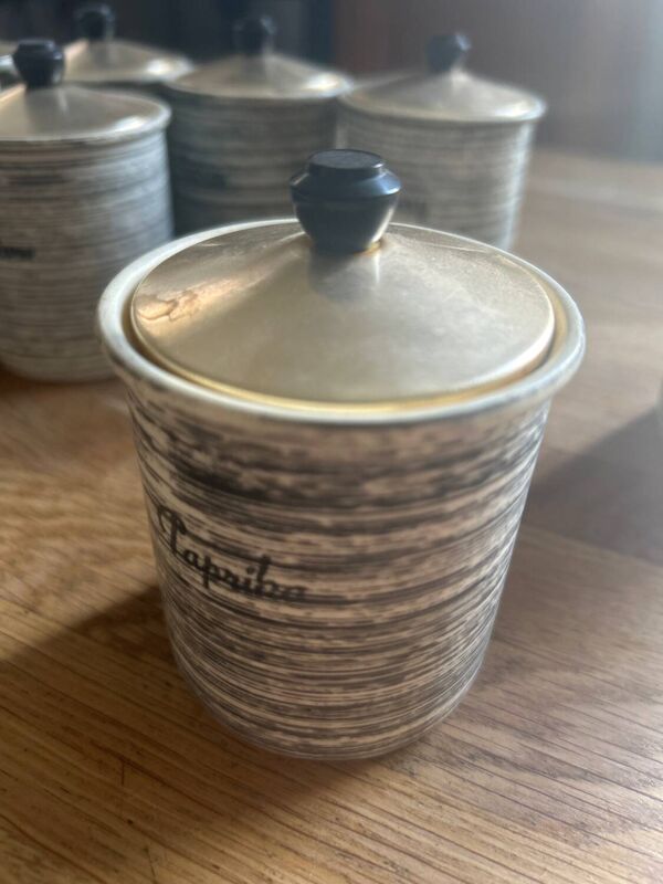 Série de huit pots à épices vintage Salins