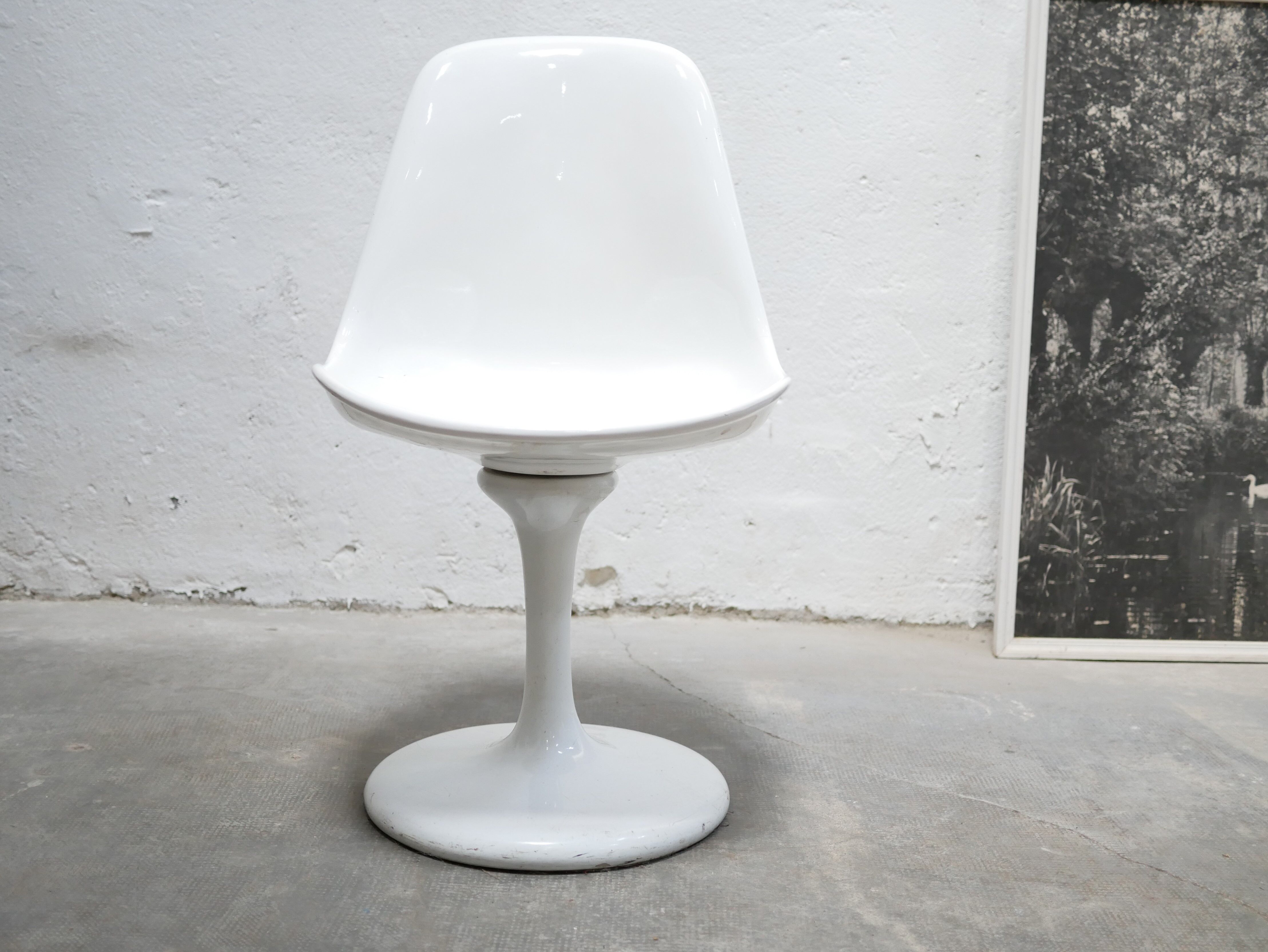 Vintage swivel tulip chair