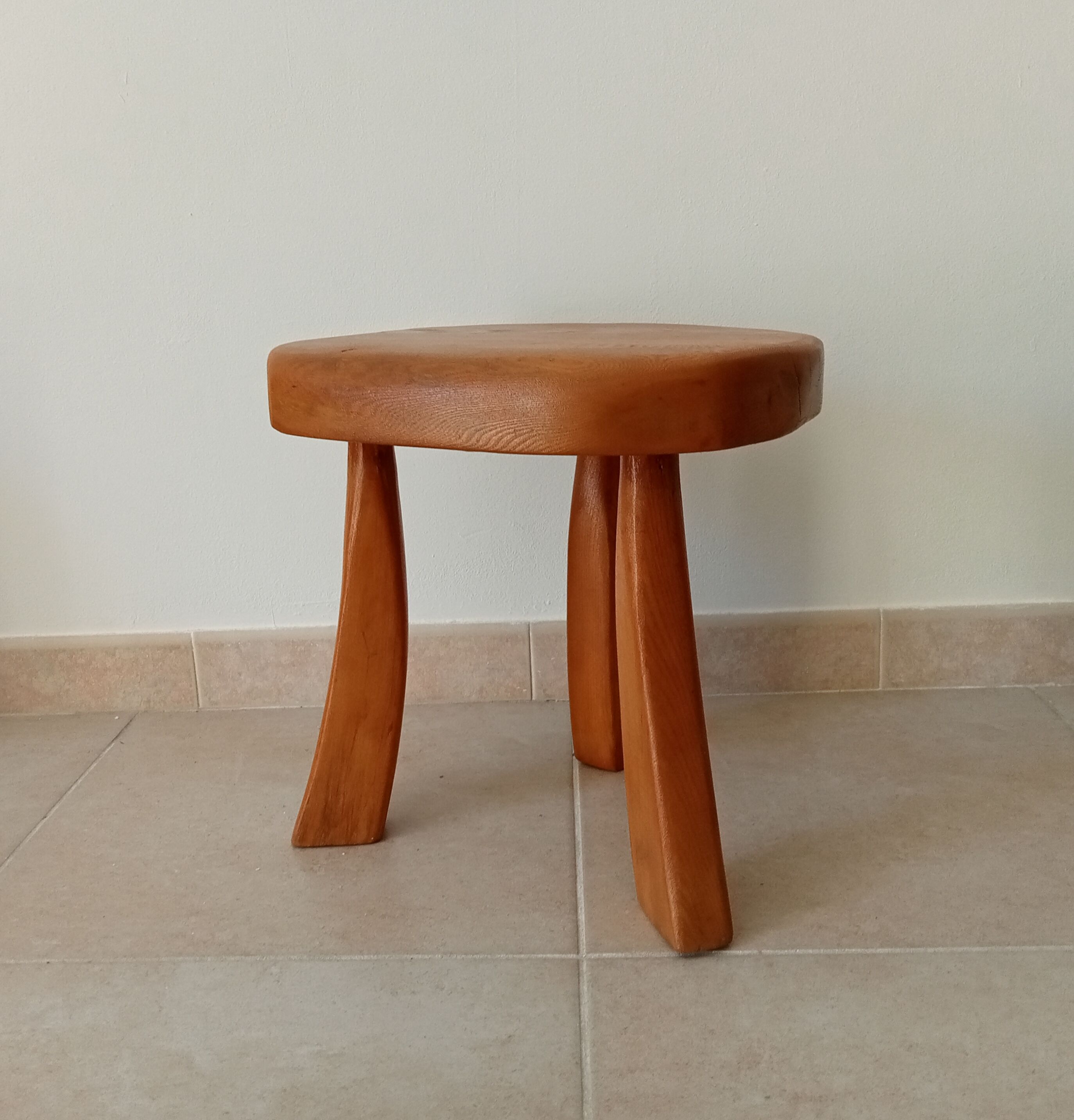 Vintage tripod brutalist side table in solid oak