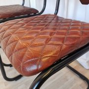 Lot de 4 chaises de salle à manger vintage en cuir matelassé : base en métal noir