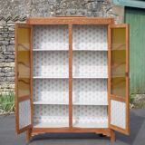 Armoire bois art déco avec vitre cathédrale, meuble de rangement bois, armoire vintage, déco