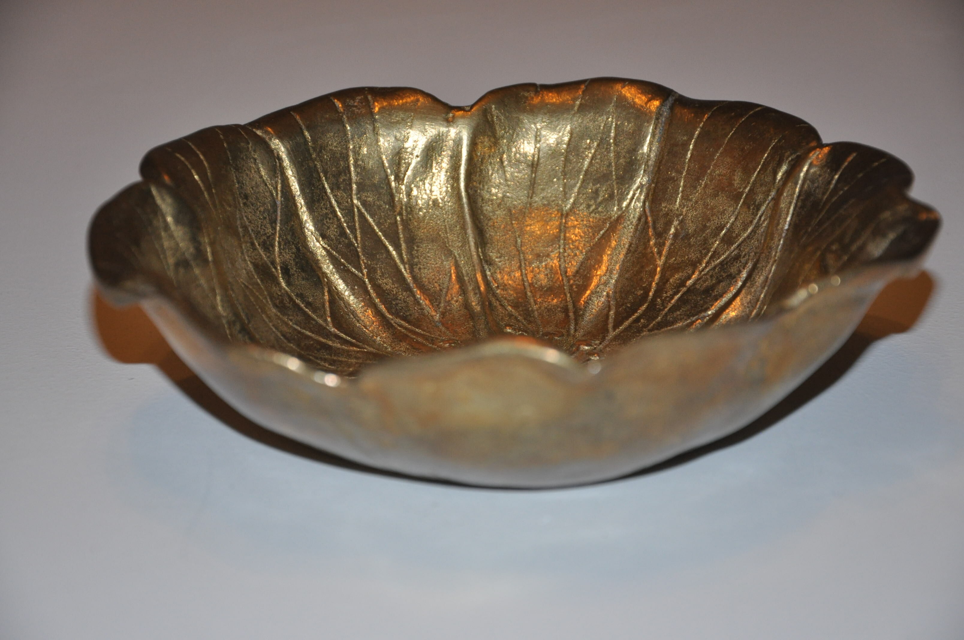 Empty-pocket flower in solid brass