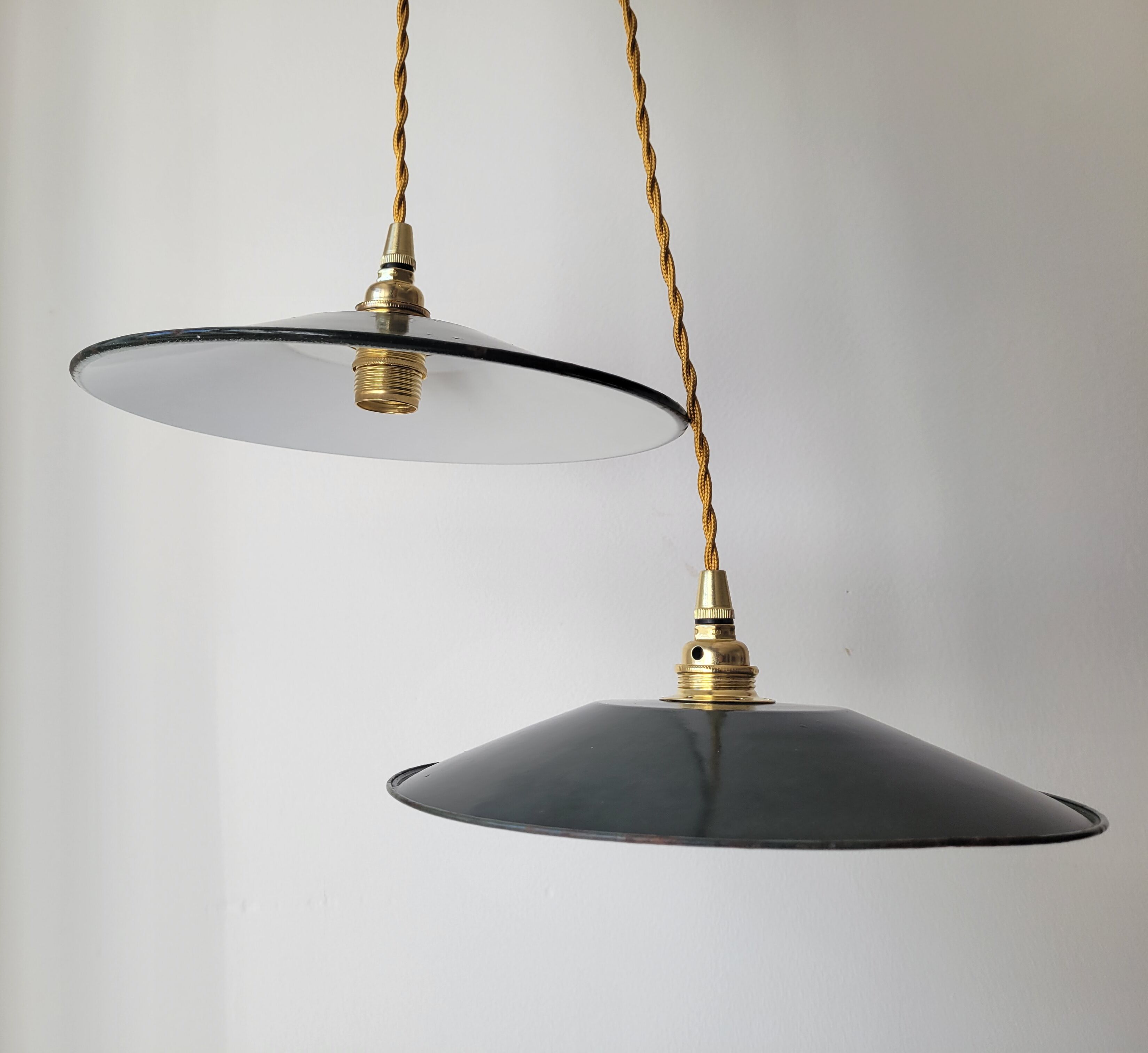Pair of enamelled suspensions