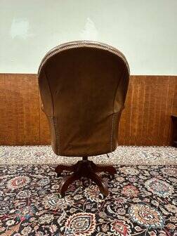 Chaise de directeur Chesterfield classique en cuir marron