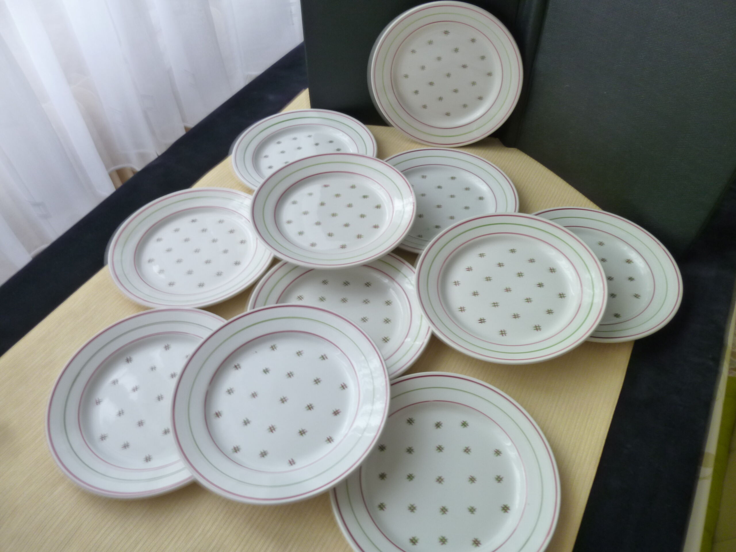 Set de 10 assiettes à dessert en porcelaine opaque de Lunéville KG Modèle Yvelise